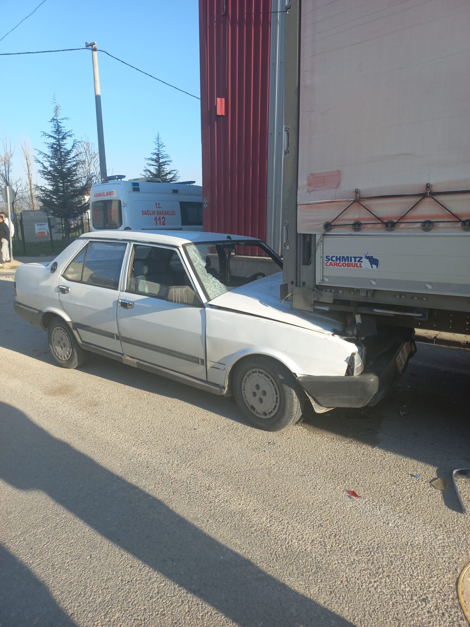 Otomobil TIR'a Çarparak Yaralanmaya Neden Oldu