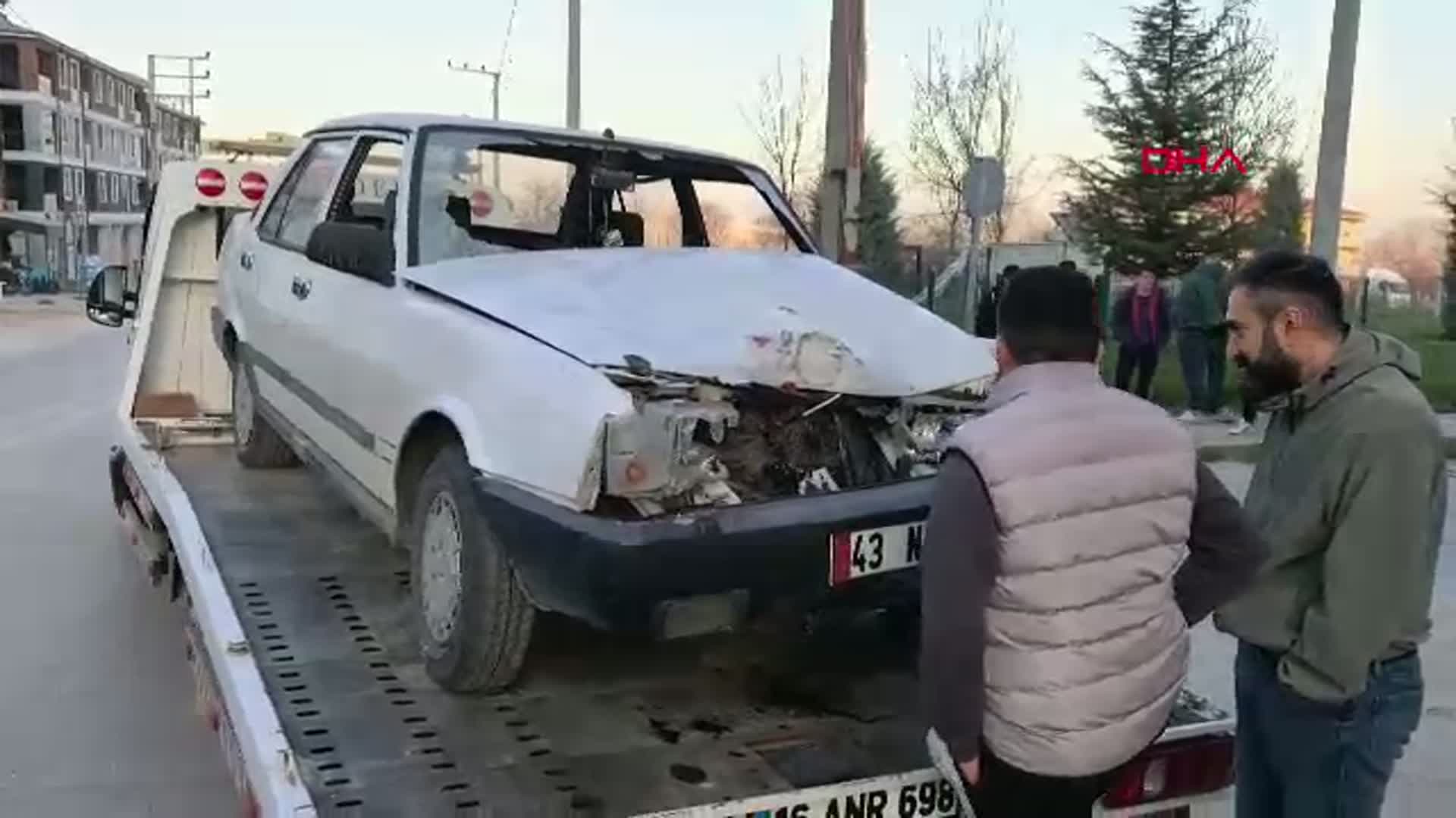 Bursa'da Kontrolden Çıkan Otomobil Park Halindeki TIR'a Çarptı: 1 Yaralı