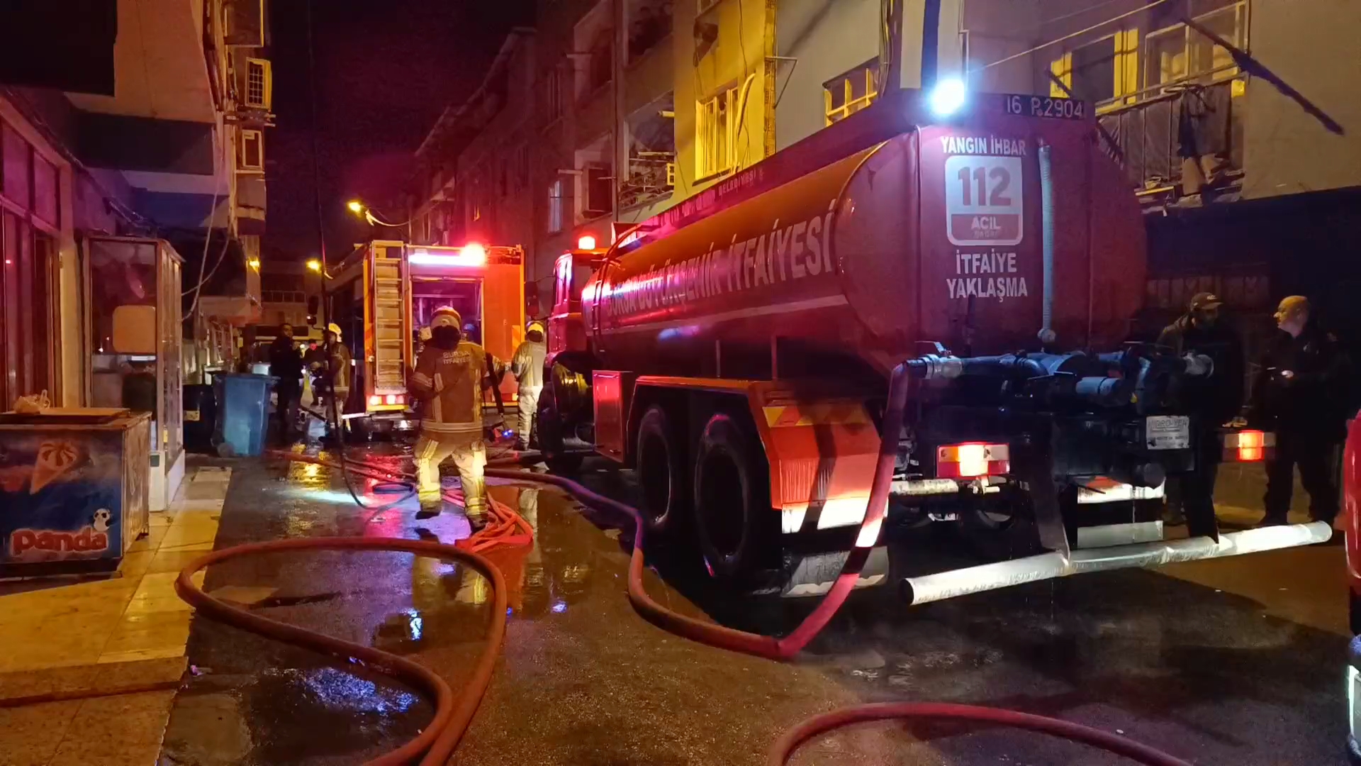 Bursa'da Apartman Çatı Katında Yangın: İtfaiye Hızla Müdahale Etti