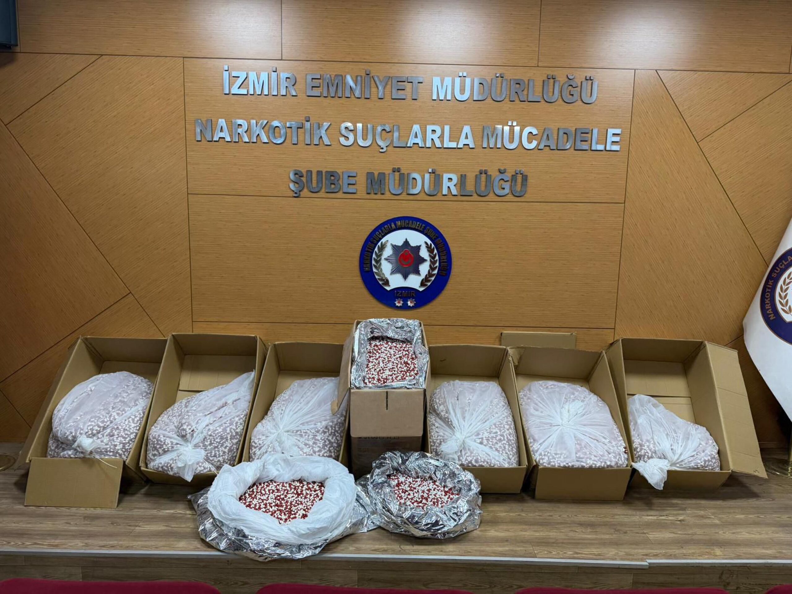 İzmir'de Uyuşturucu Operasyonu: 356 Bin Sentetik Ecza Hap Ele Geçirildi, 3 Kişi Tutuklandı