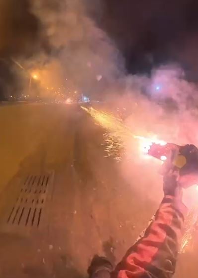 Motosikletli Gençlerin Üzerine Havai Fişek Ateşi Açtı, O Anlar Kamerada