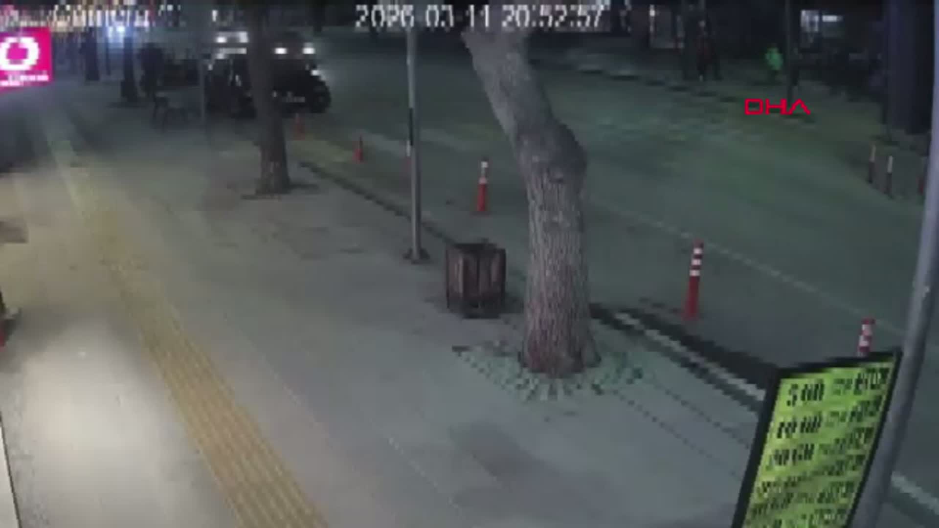 Burdur'da Motosiklet Kazası: Otomobile Arkadan Çarpan Sürücü Yaralandı