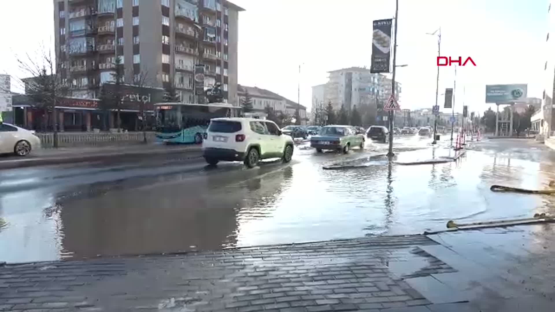Sivas'ta Su Borusu Patladı, Cadde Göle Döndü