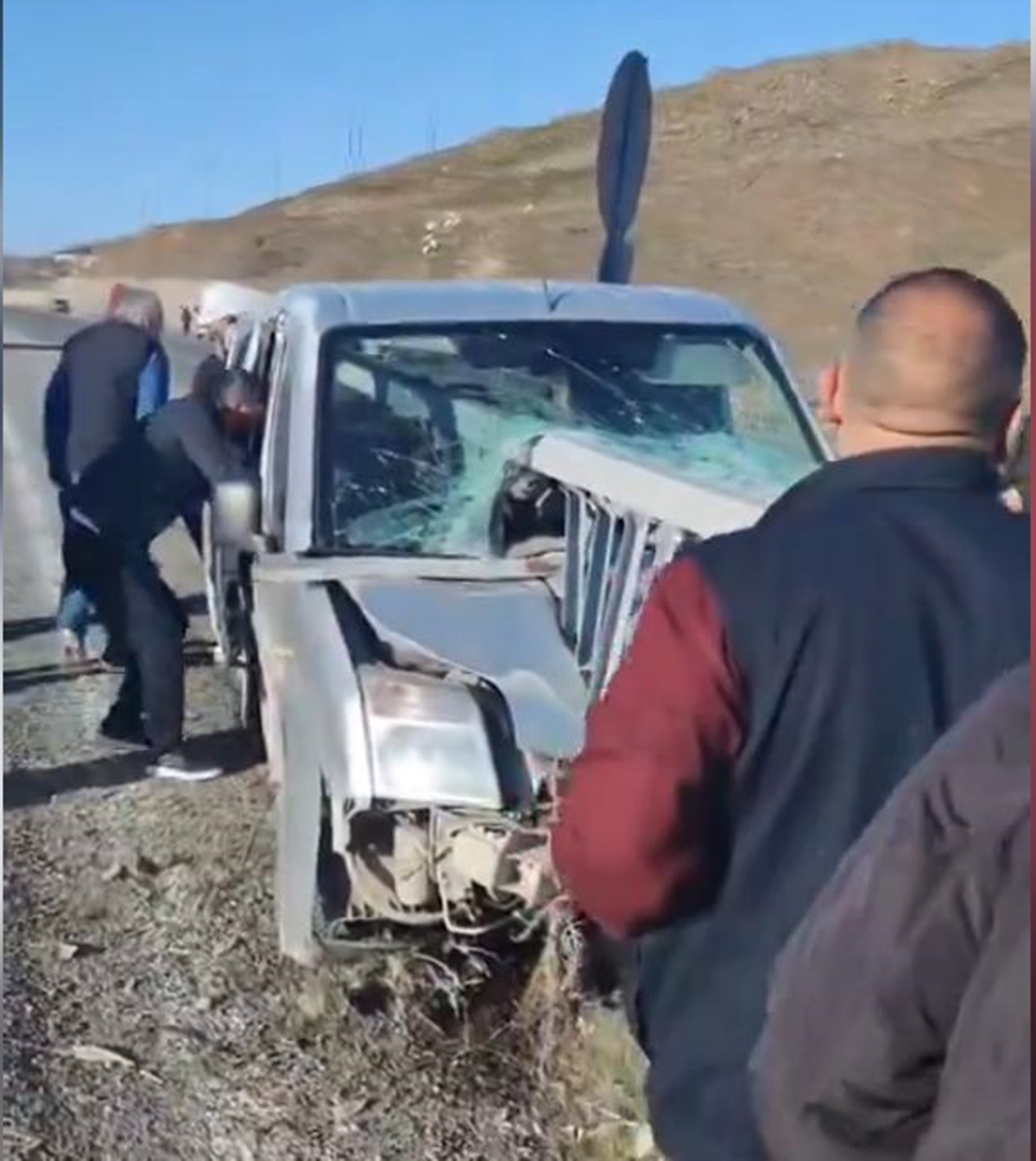 Hafif Ticari Araç Bariyere Çarptı: 1 Ağır, 2 Yaralı