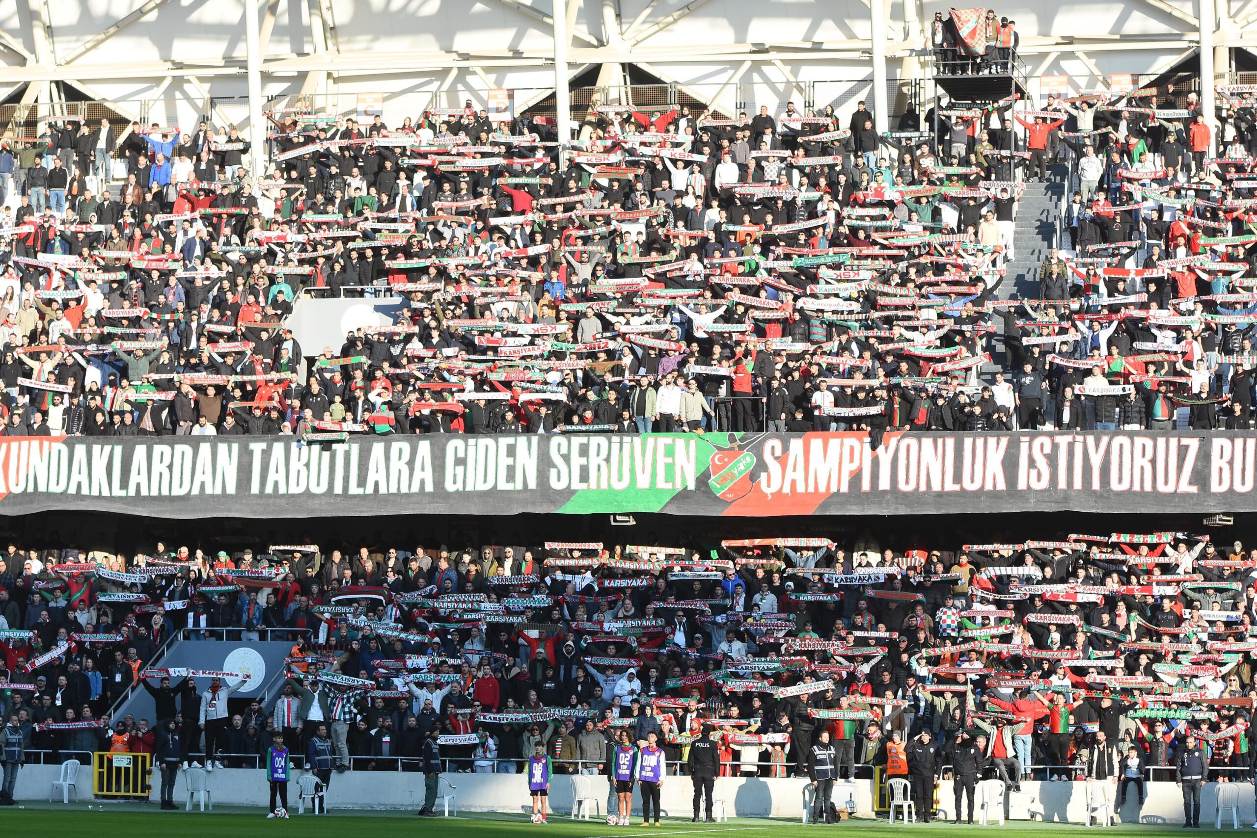 Karşıyaka'nın Zorlu Günü: Futbol ve Basketbolda Kritik Maçlar