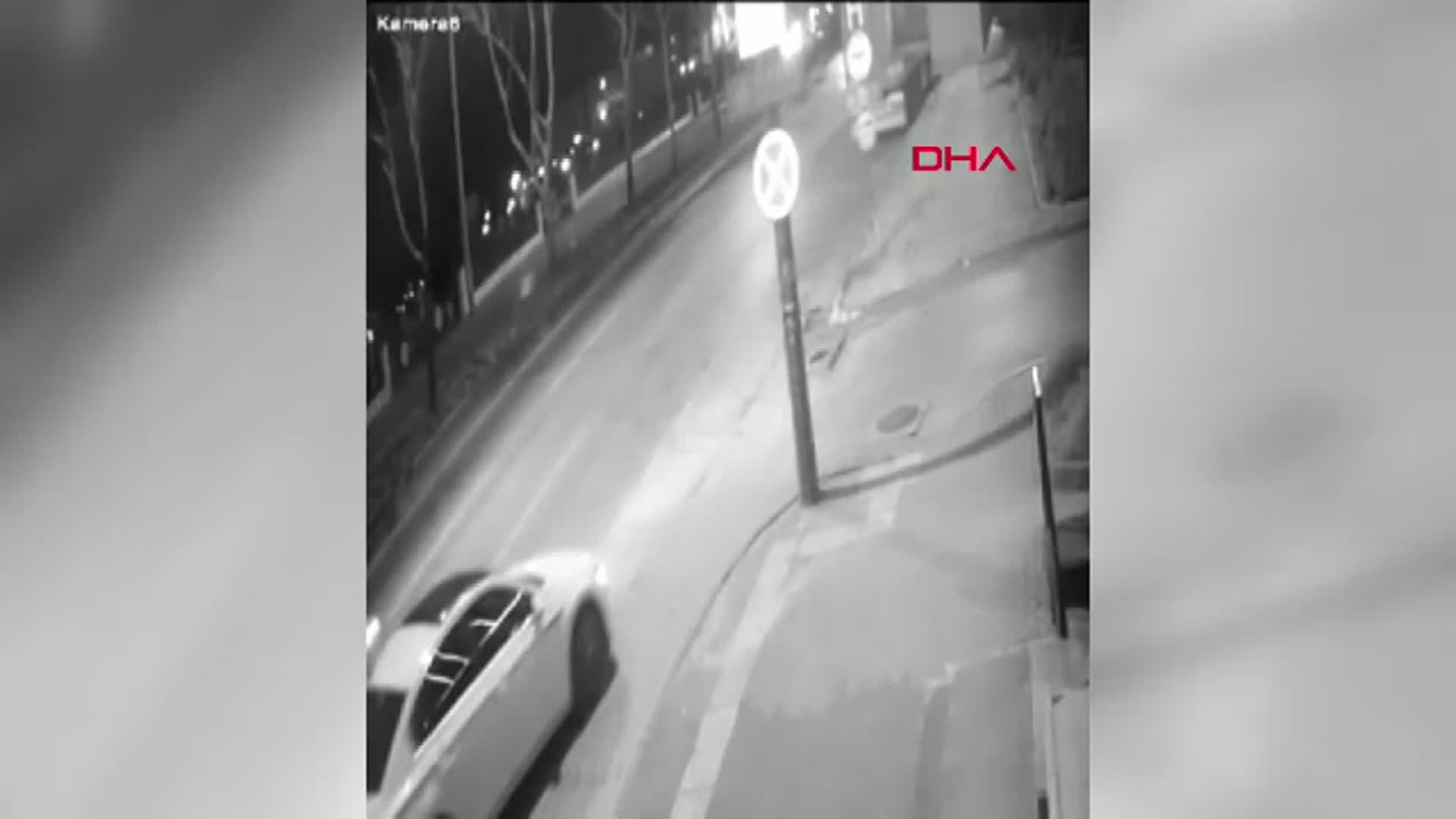 Bursa'da Otomobilin TIR'ın Altına Girdiği Kaza Anı Güvenlik Kamerasında