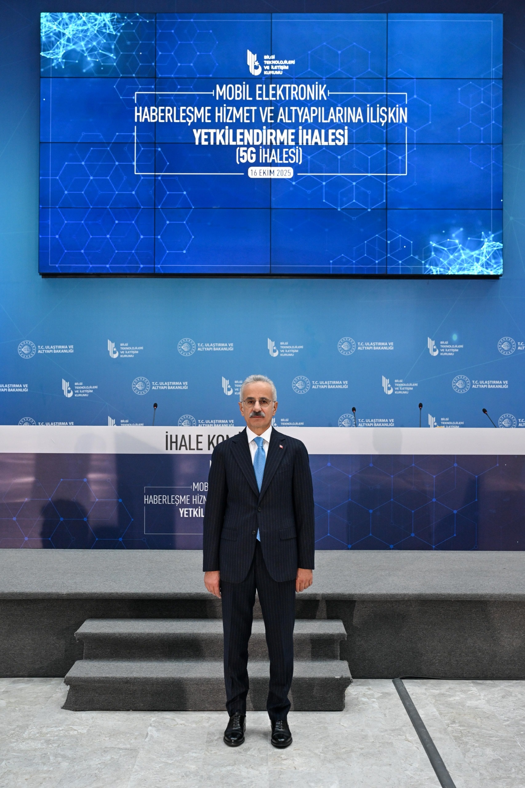 Bakan Uraloğlu: 5G Diğer İletişim Teknolojilerine Dönüşüm Sağlayacak