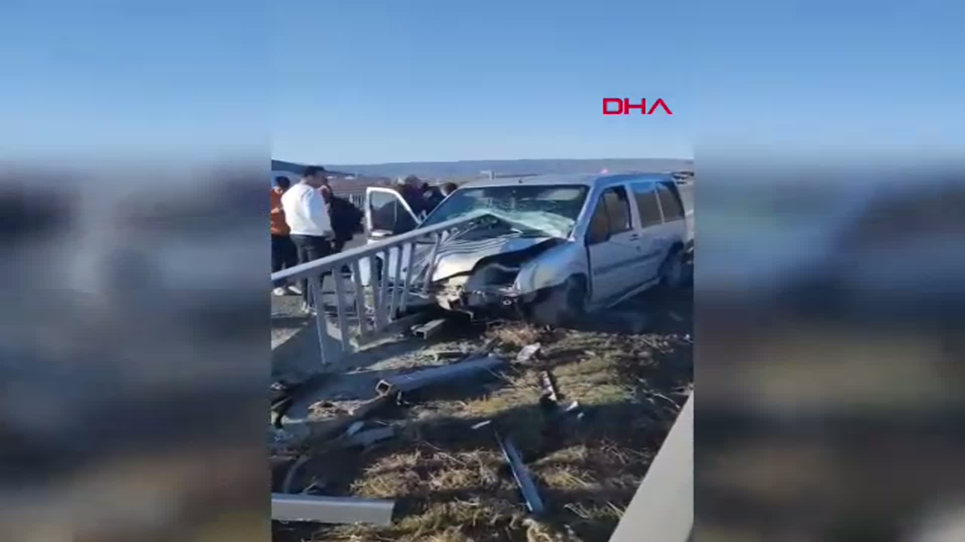 Elazığ'da Korkutucu Kaza: Hafif Ticari Araç Bariyere Çarptı