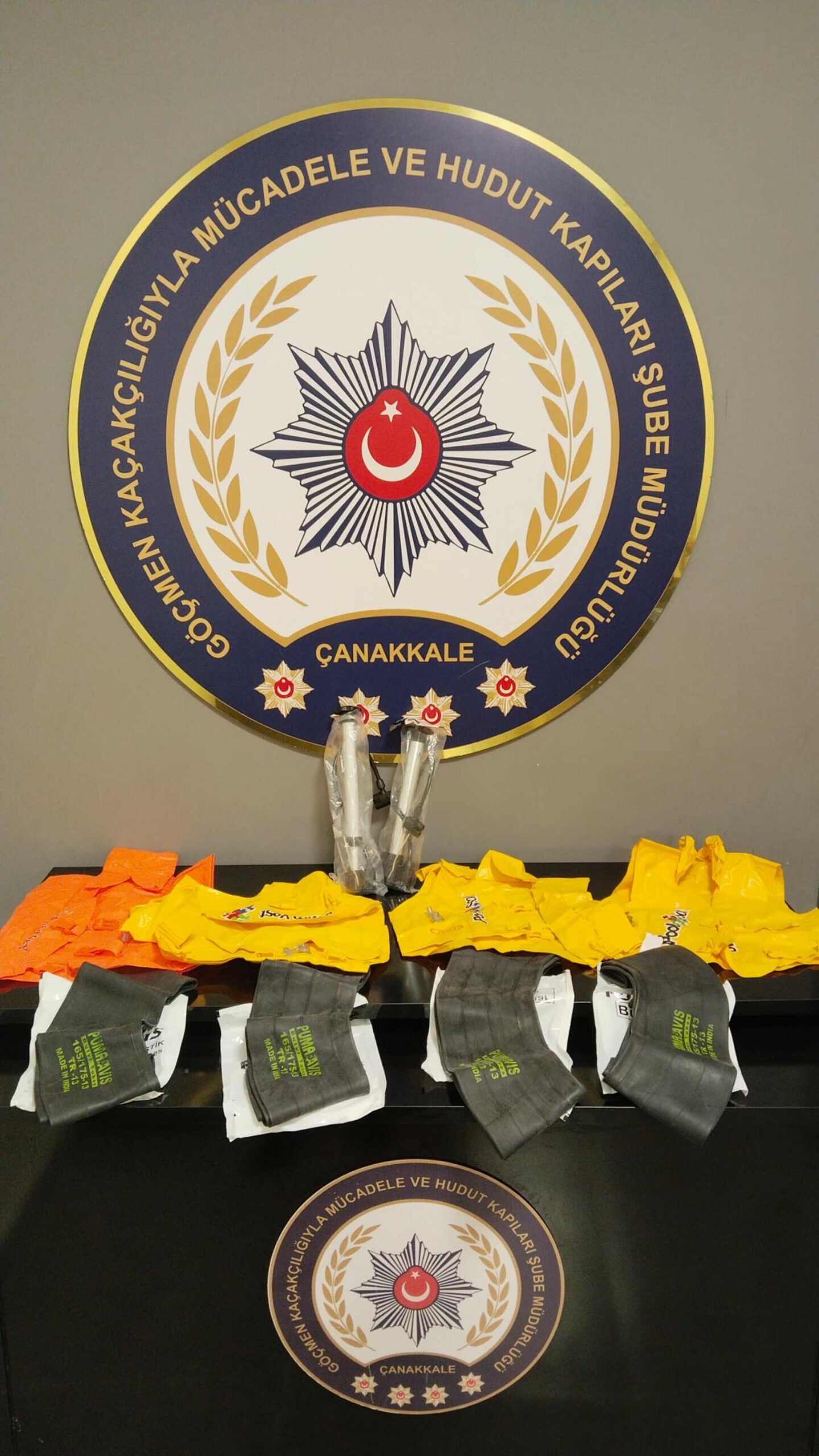 Çanakkale'de Düzensiz Göçmen Operasyonu: 23 Kaçak Yakalandı, 3 Organizator Tutuklandı