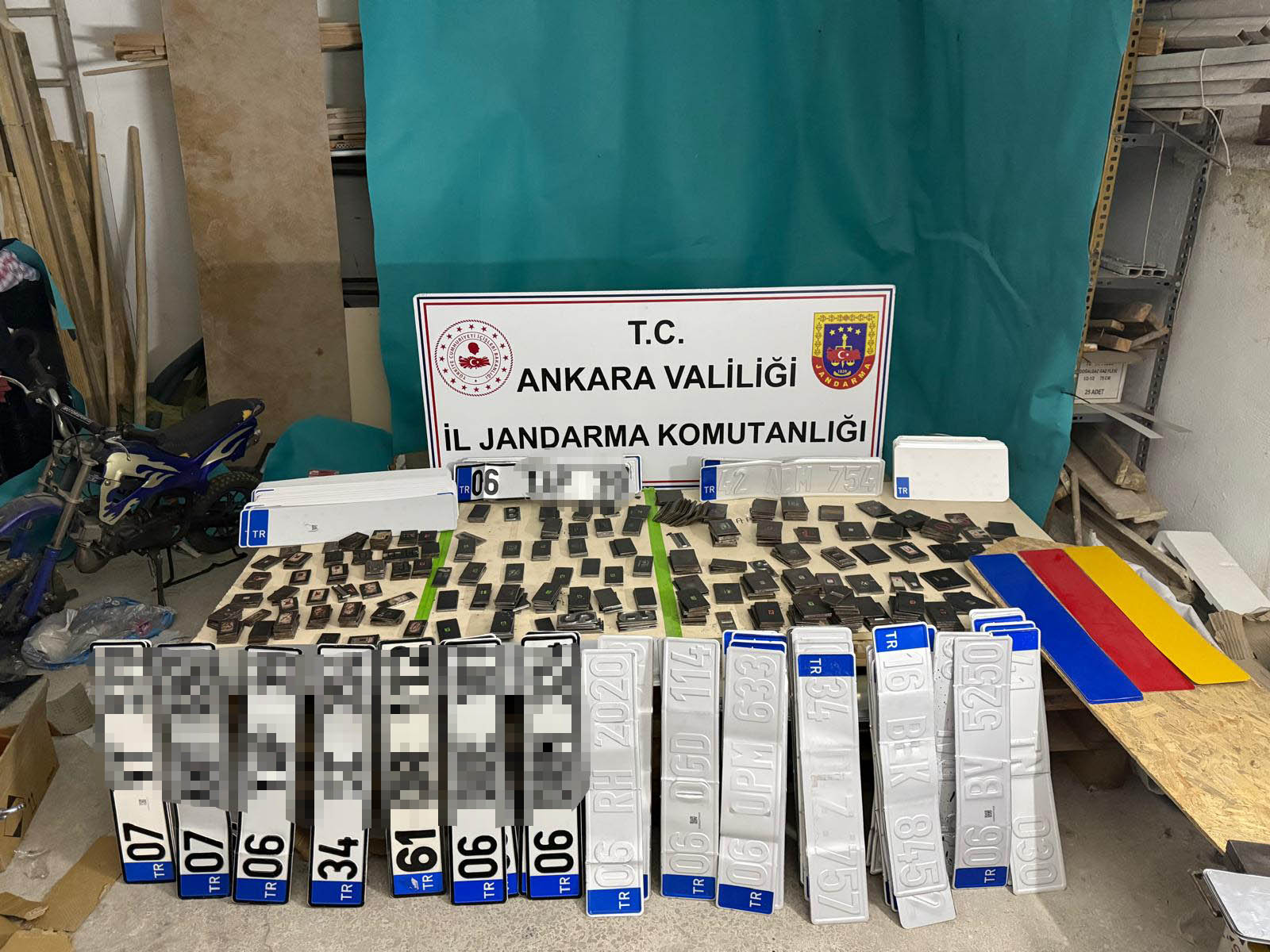 Ankara'da 900 Sahte Plaka ve Malzemeleri Ele Geçirildi