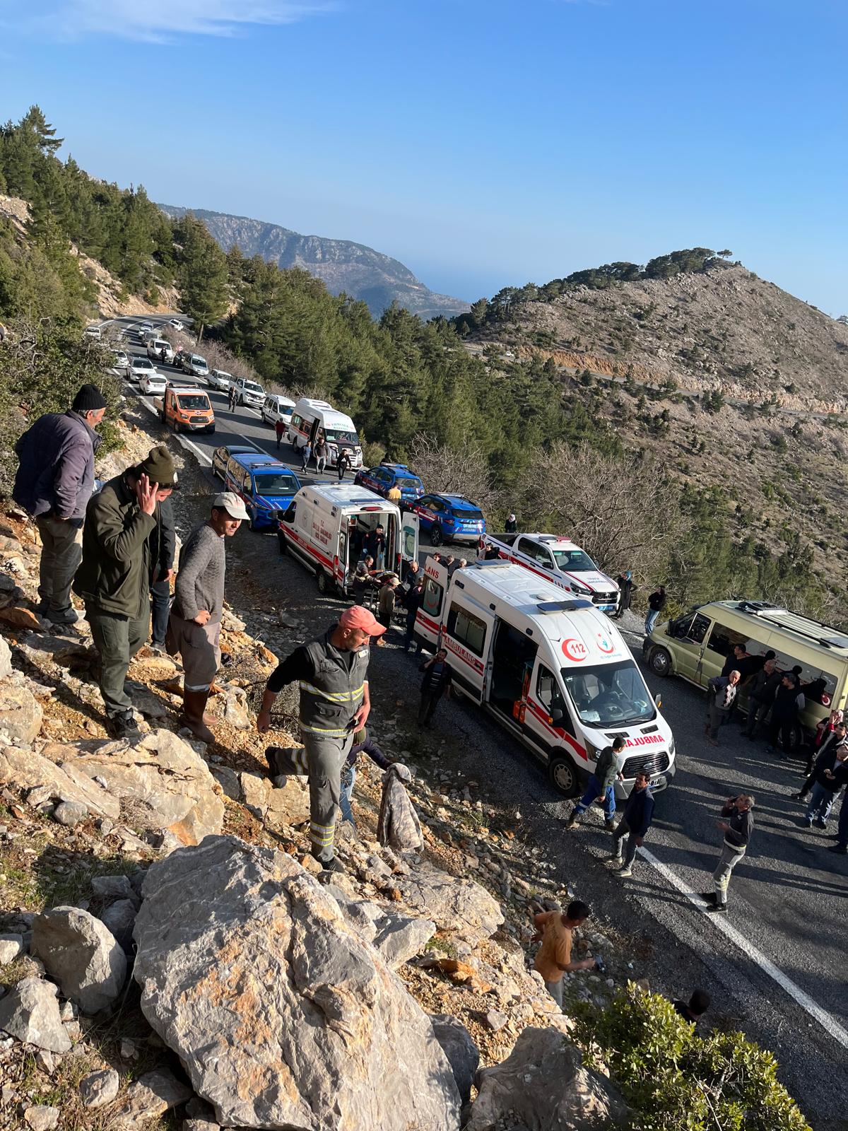 Mersin'de İşçi Servisi Uçurumdan Aşağı Düştü: 3 ölü, 11 yaralı