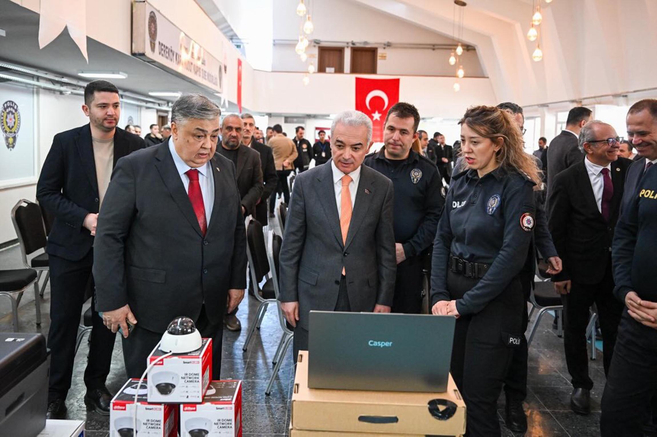 Dereköy Sınır Kapısı'nda Türkiye-Bulgaristan İş Birliğiyle Elektronik Malzeme Teslimi