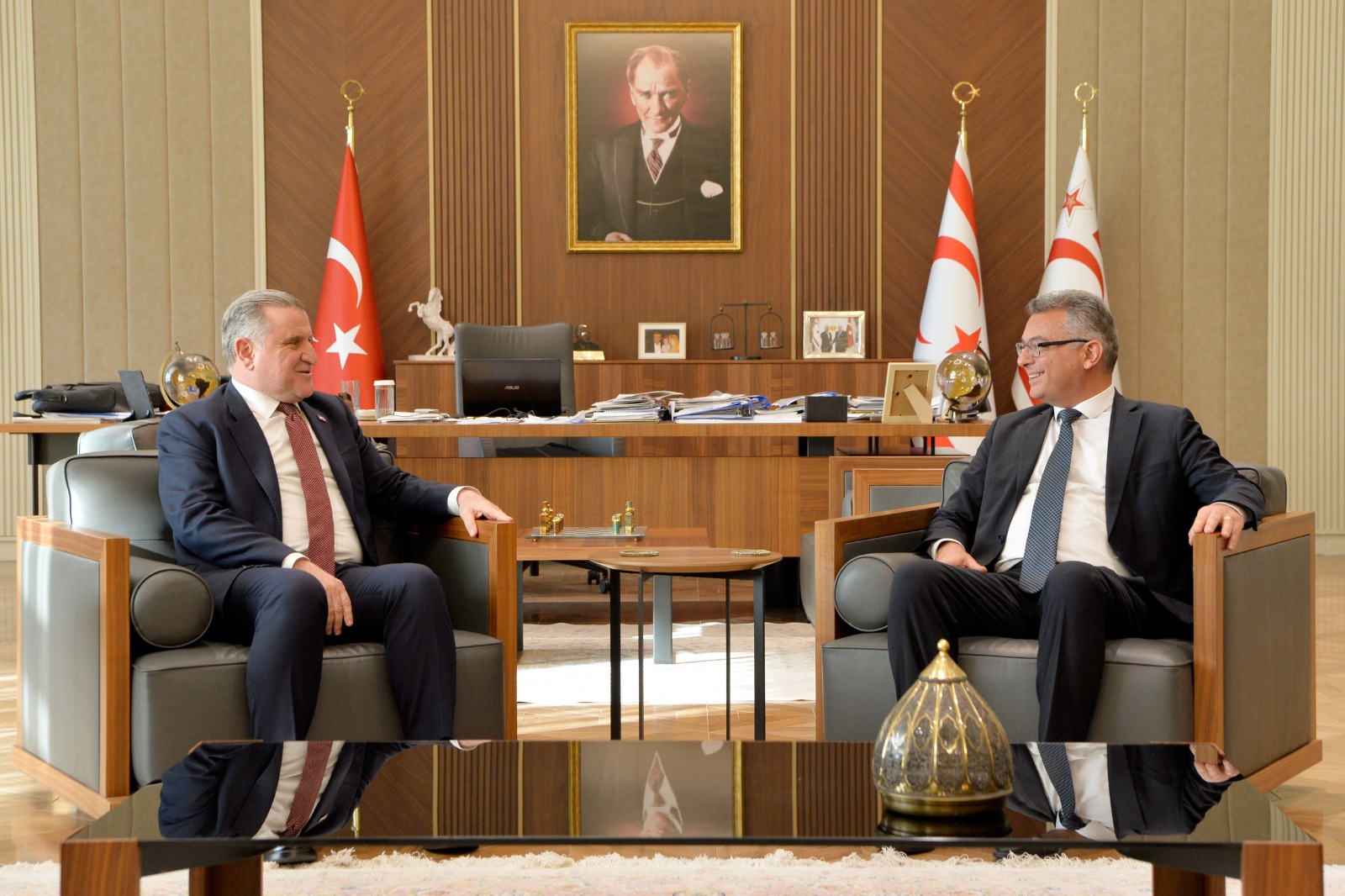 KKTC Cumhurbaşkanı Erhürman, Gençlik ve Spor Bakanı Osman Aşkın Bak ile Bir Araya Geldi