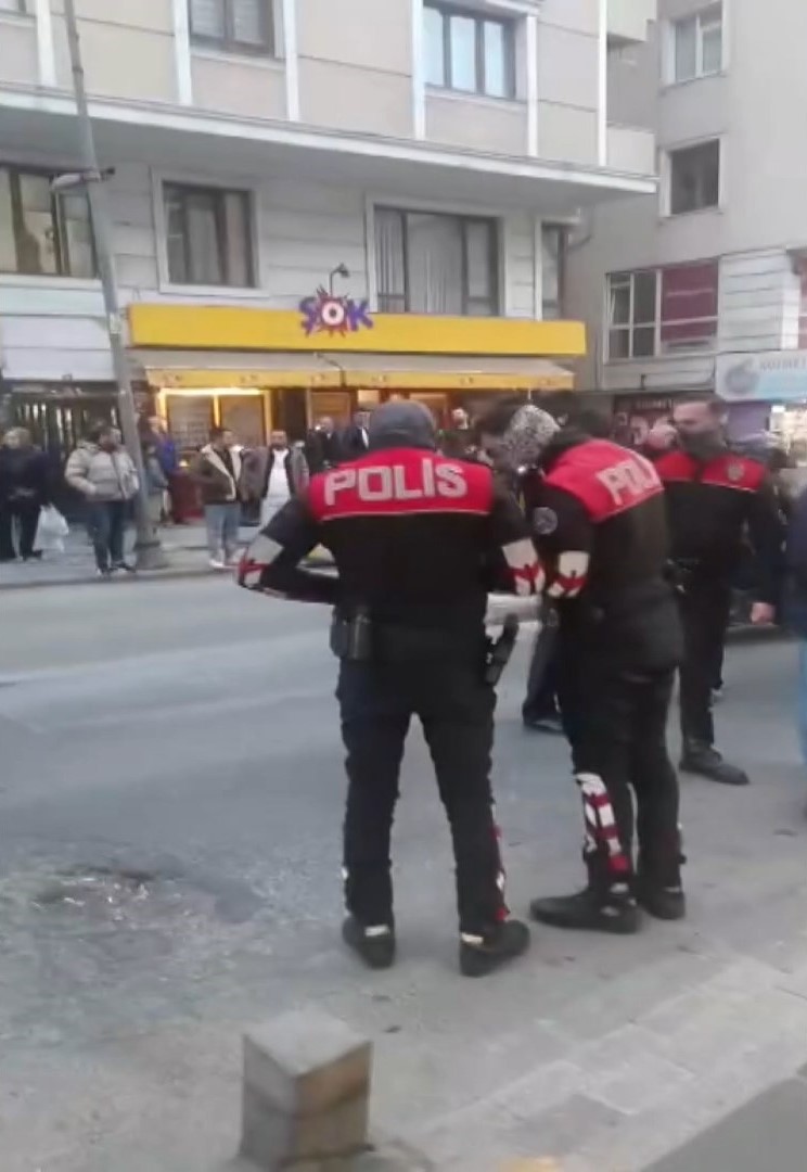 Şişli'de Silahlı Kavga: Pide Kuyruğundaki Kadın Ağır Yaralandı