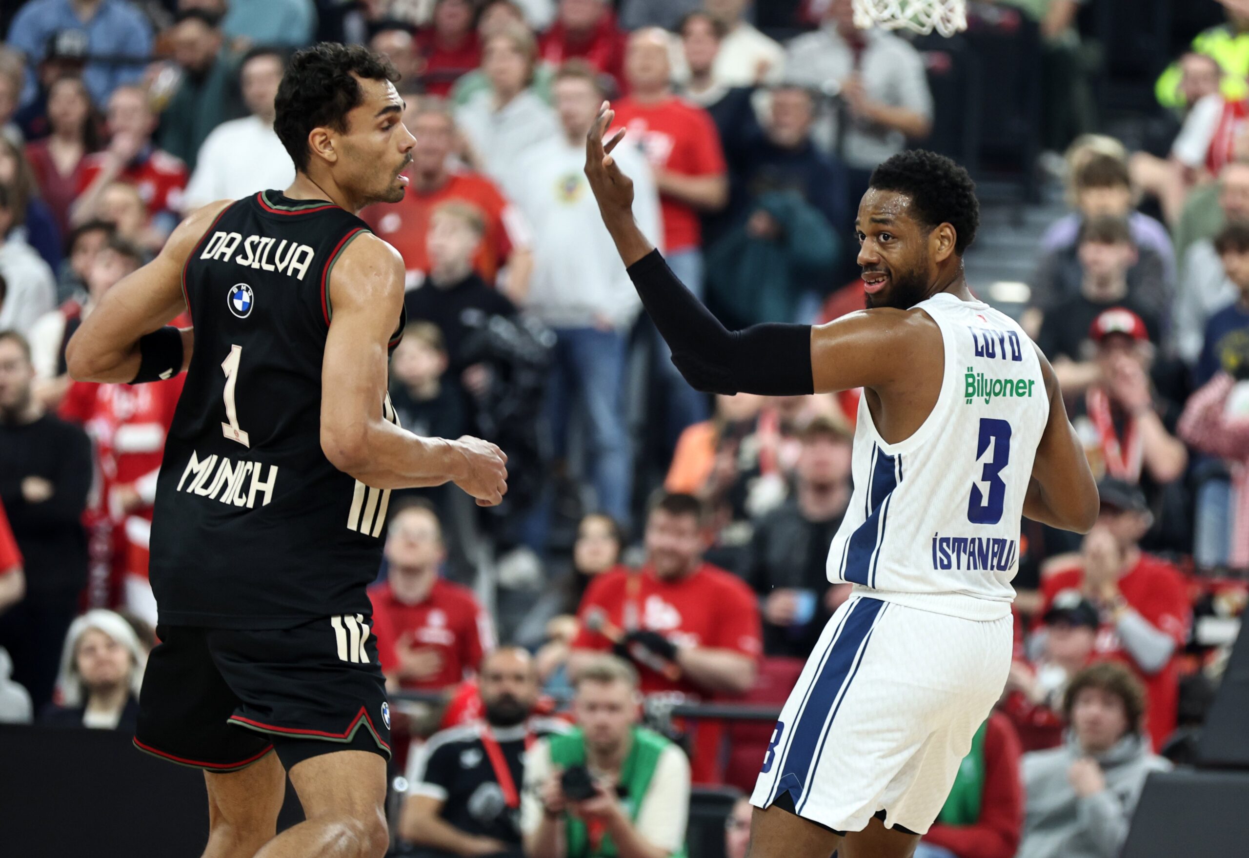 Anadolu Efes, Bayern Münih'i Zor Bir Mücadeleyle Geçti