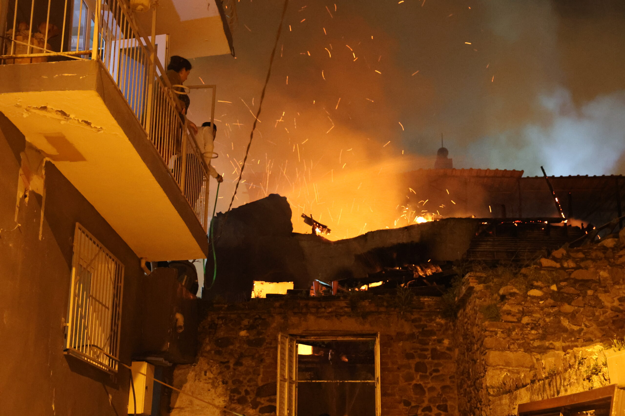 İzmir'de Yangın Paniği: İki Katlı Ev Küle Döndü, Diğer Binalar Kurtuldu