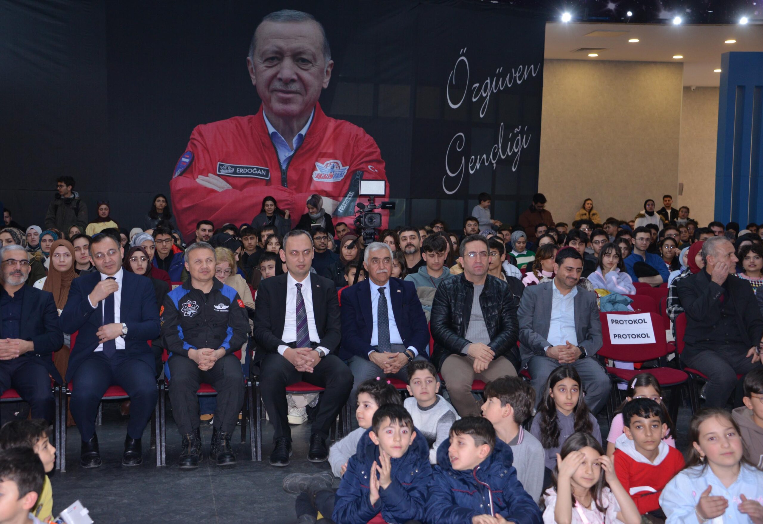 Türkiye'nin İlk Astronotu Alper Gezeravcı Çocukların Uzaya İlgisini Anlattı