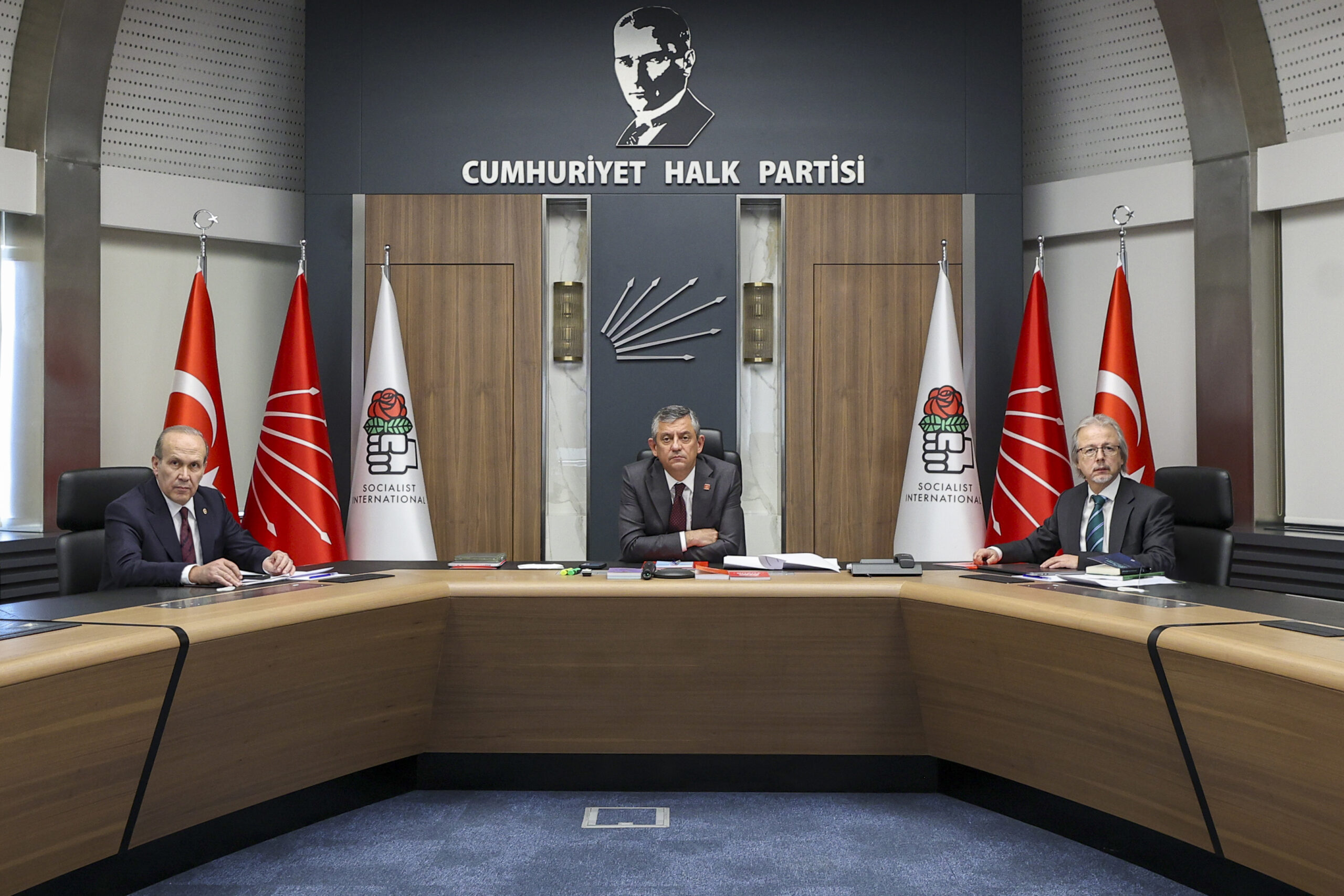 Özgür Özel: Demokrasi Bombalarla İthal Edilemez