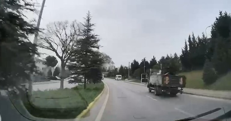 İzmit'te Kamyon Rampada Kayarak Devrildi