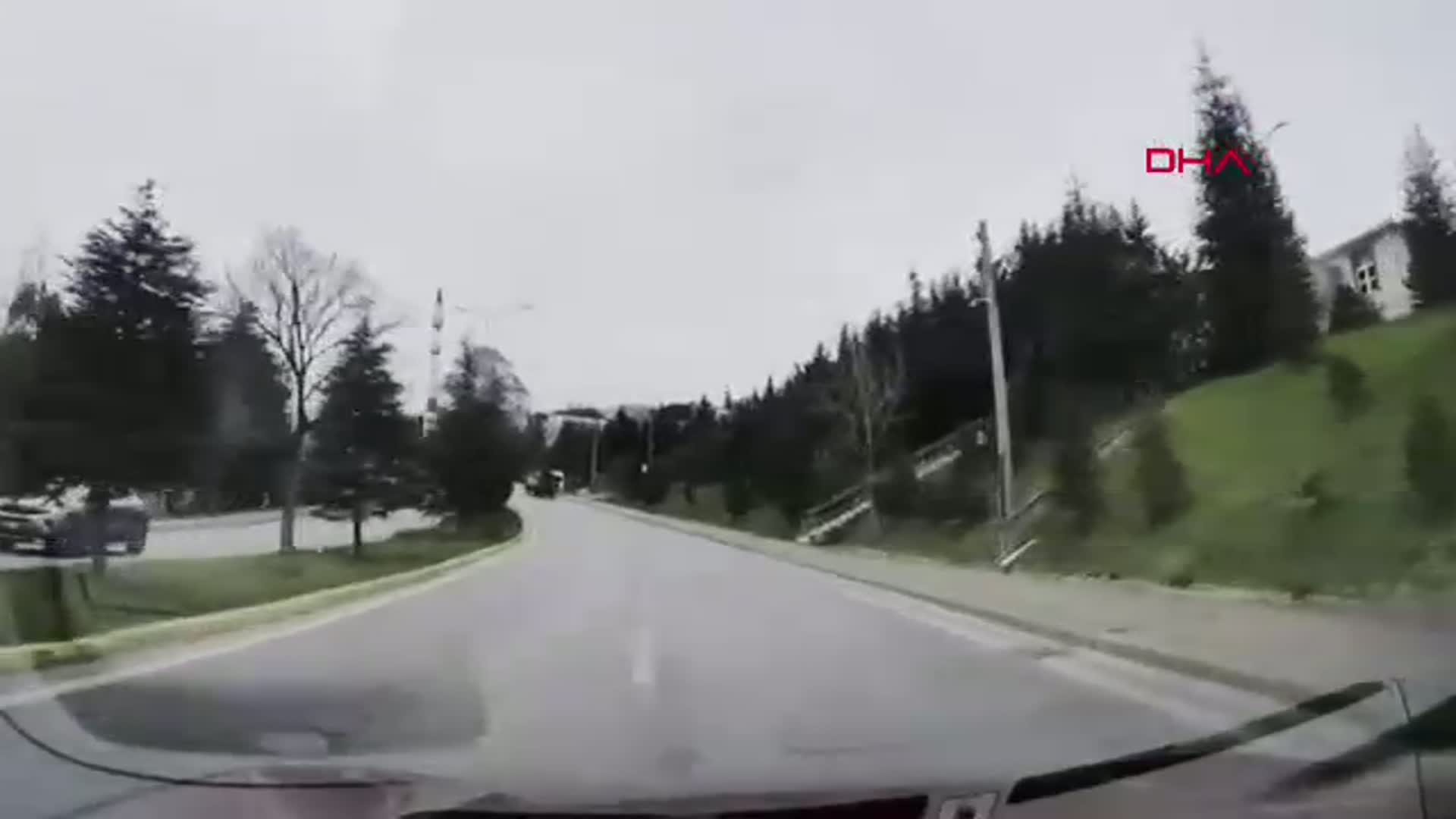 Kocaeli'de Rampada Kayarak Devrilen Kamyonun Kaza Anı Güvenlik Kamerasında