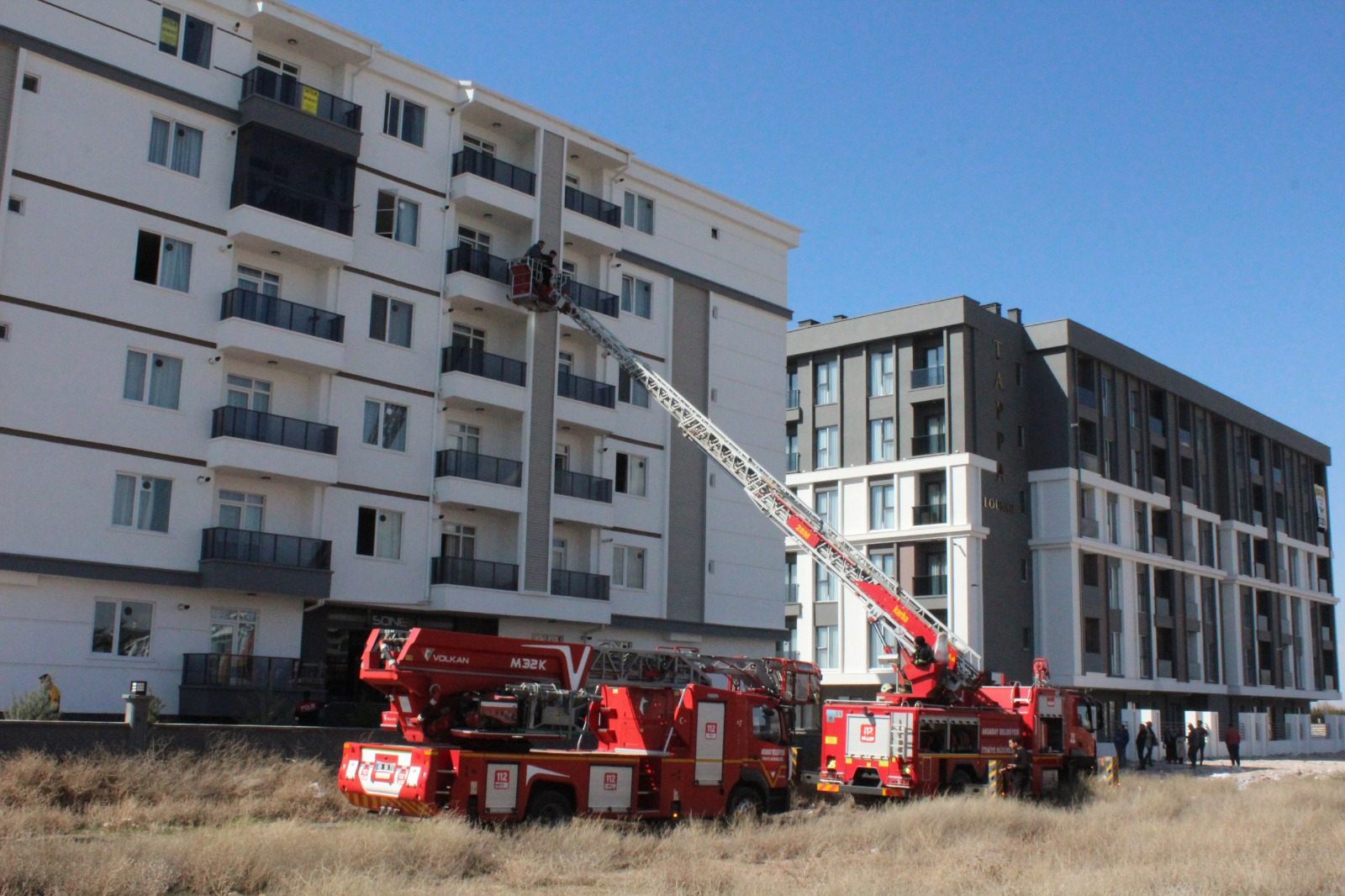 Aksaray'daki Apartman Yangınında 10 Kişi Dumandan Etkilendi
