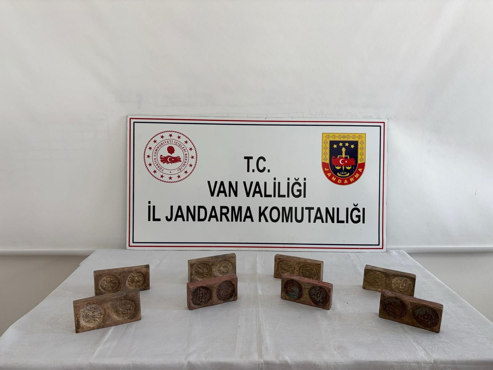 Van'da Tarihi Eser Kaçakçılığı Operasyonu: 3,5 Milyon TL'lik Eser Ele Geçirildi