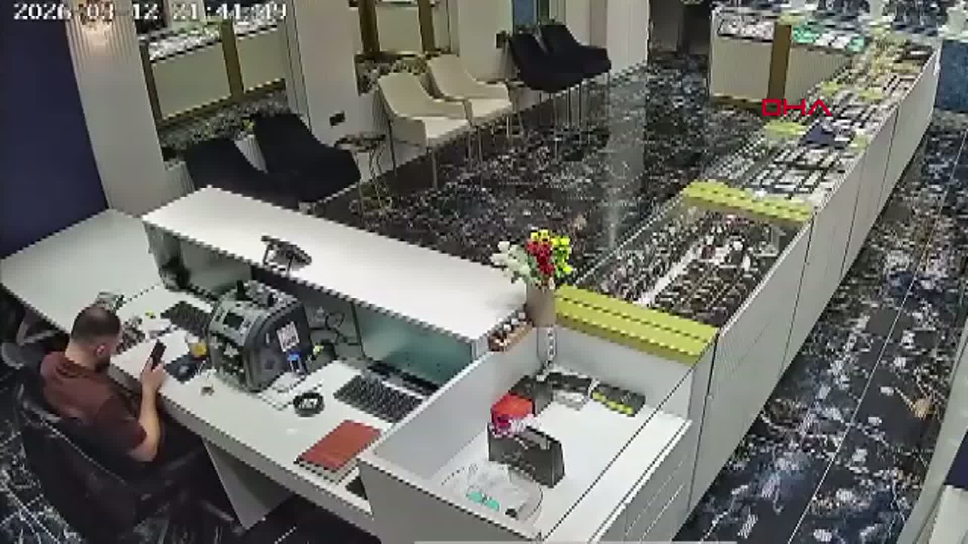 Kuyumcudan Cesur Mücadele: Çay Kazanını Fırlatarak Soyguncuları Durdurdu
