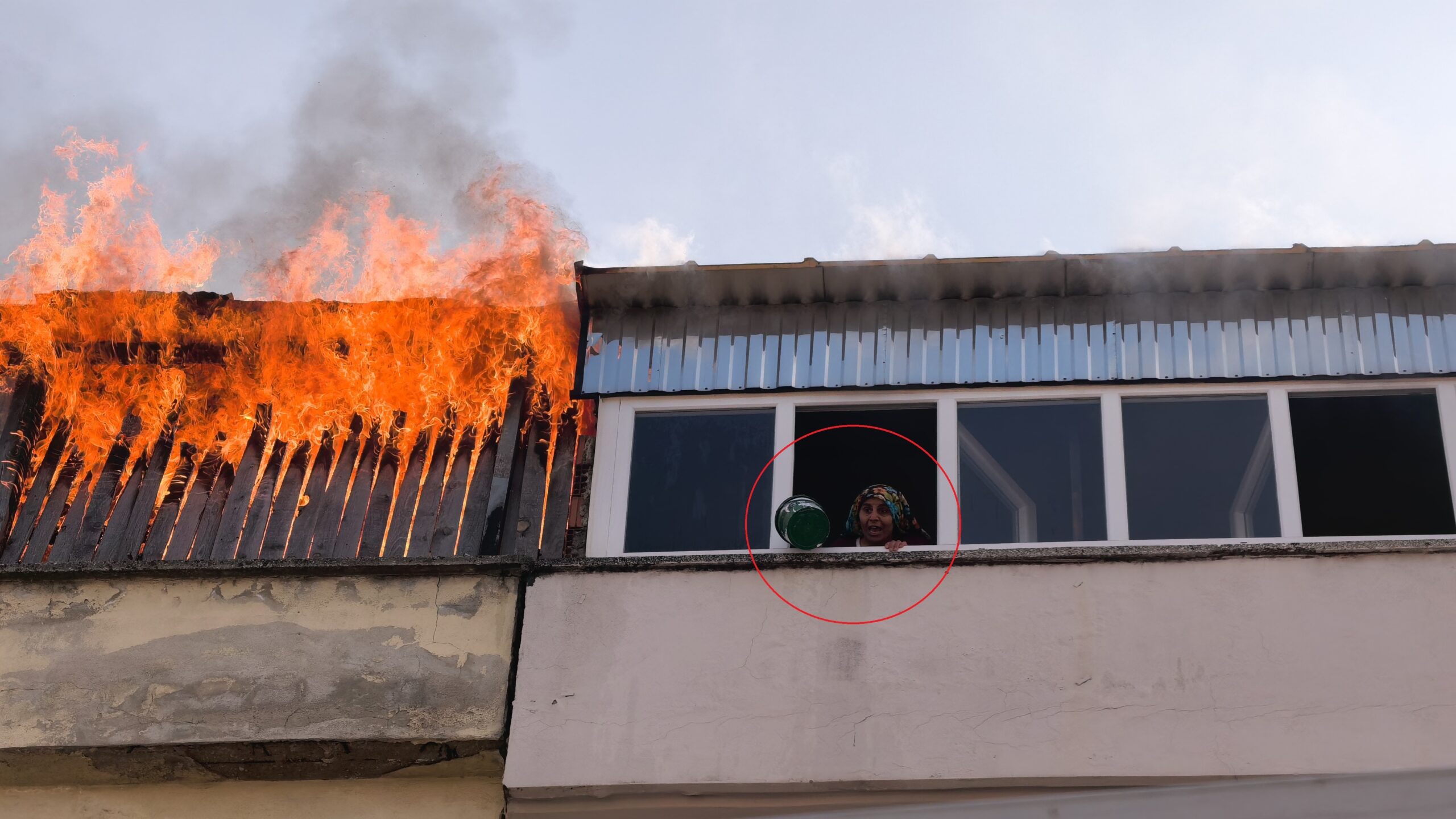 İnegöl'de Teras Katında Çıkan Yangın, Kova ile Yardım İsteyen Kadının Panik Anları