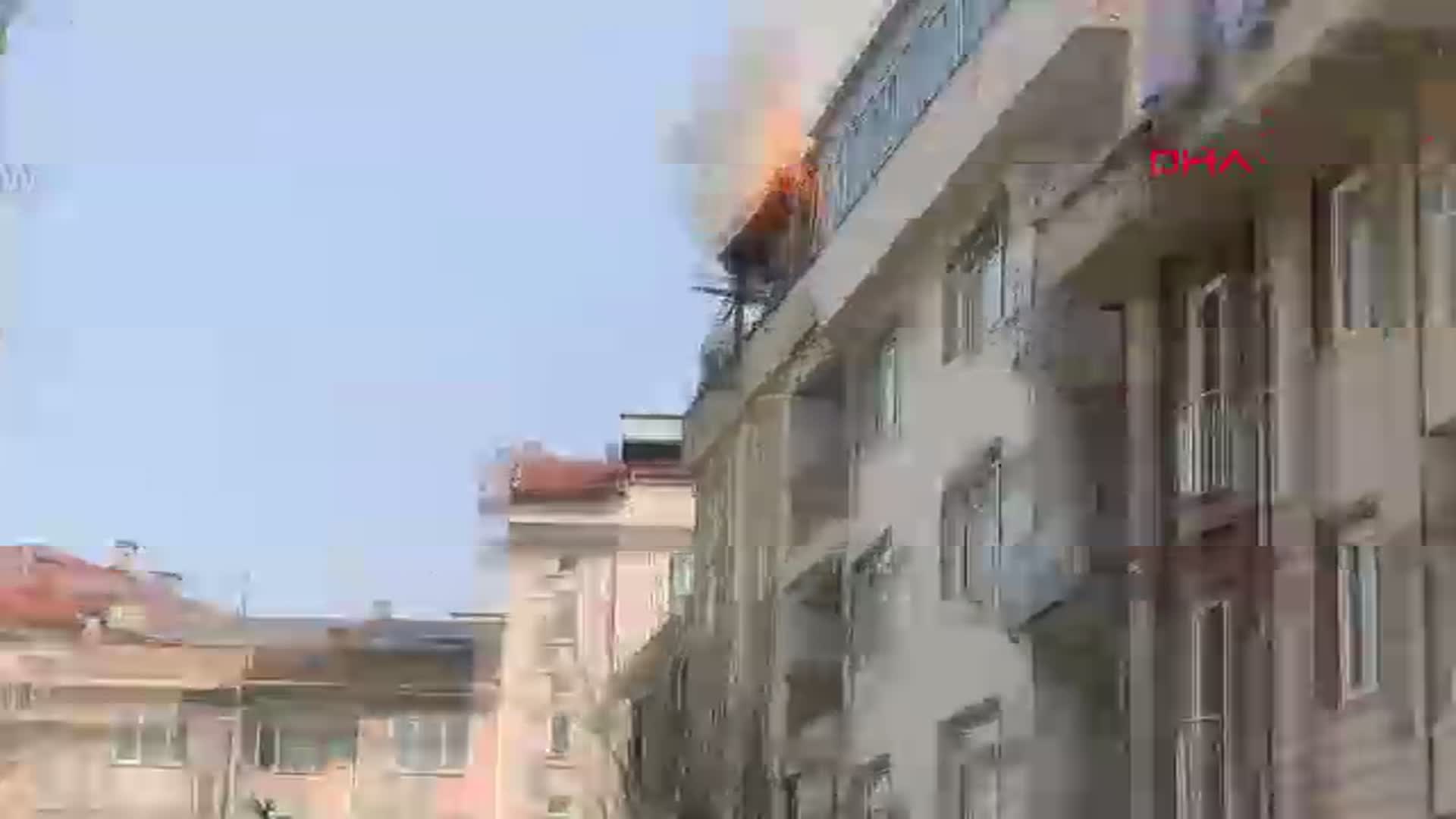 Bursa'da Teras Katında Yangın: Bitişik Binadaki Kadın Yardım İstedi
