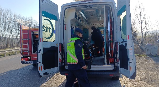 Çorum'da Otomobil, TIR'a Çarptı: 1 Kişi Yaralı