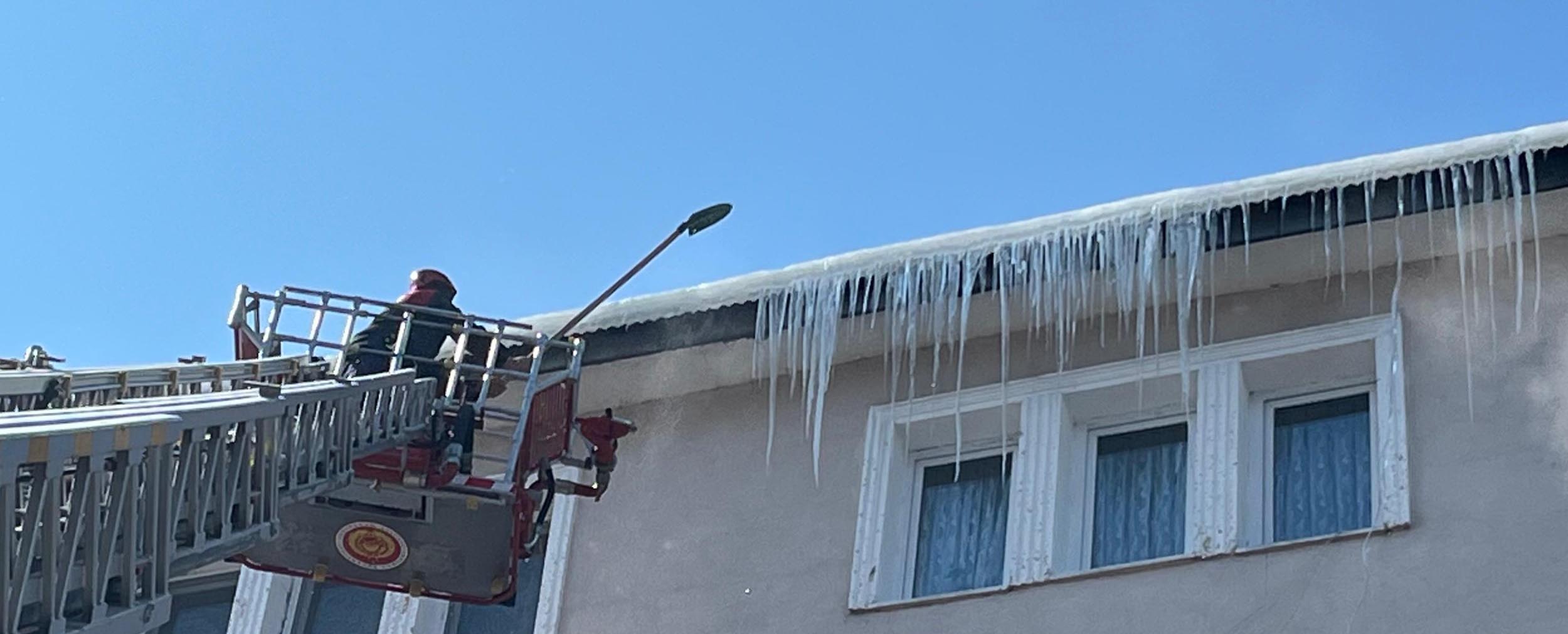 Ardahan'da Binalardaki Tehlikeli Buz Kütleleri Temizleniyor