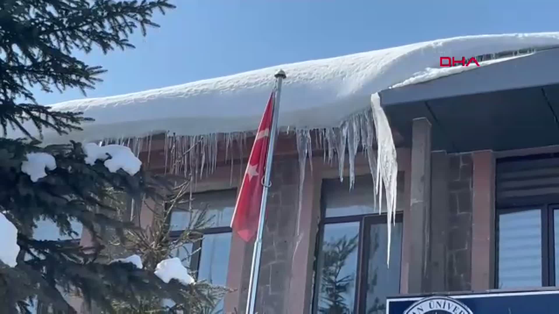 Ardahan'da Binalardan Sarkan Buz Kütleleri Temizleniyor
