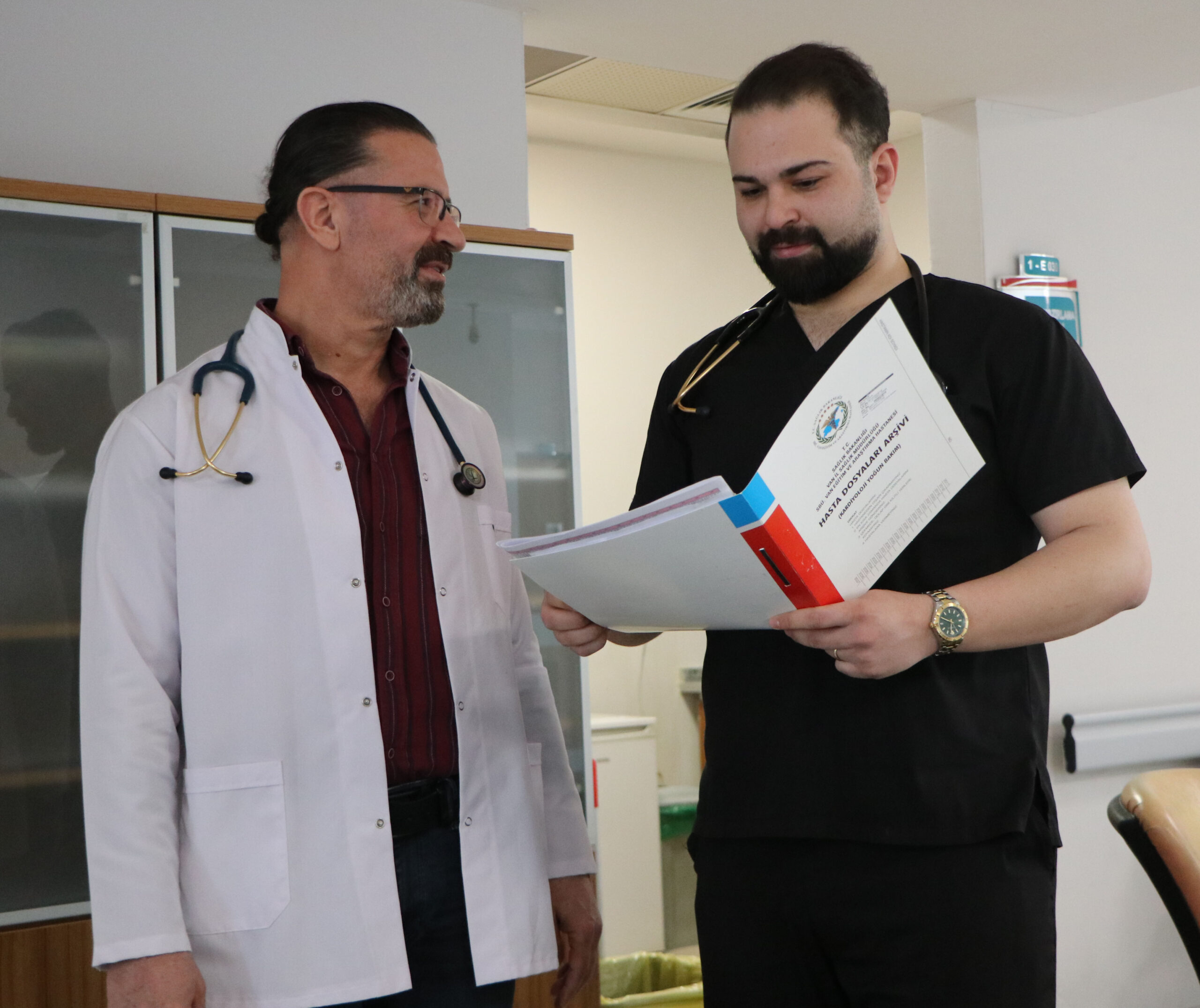 Baba ve Oğul Aynı Hastanede Sağlık Dağıtıyor