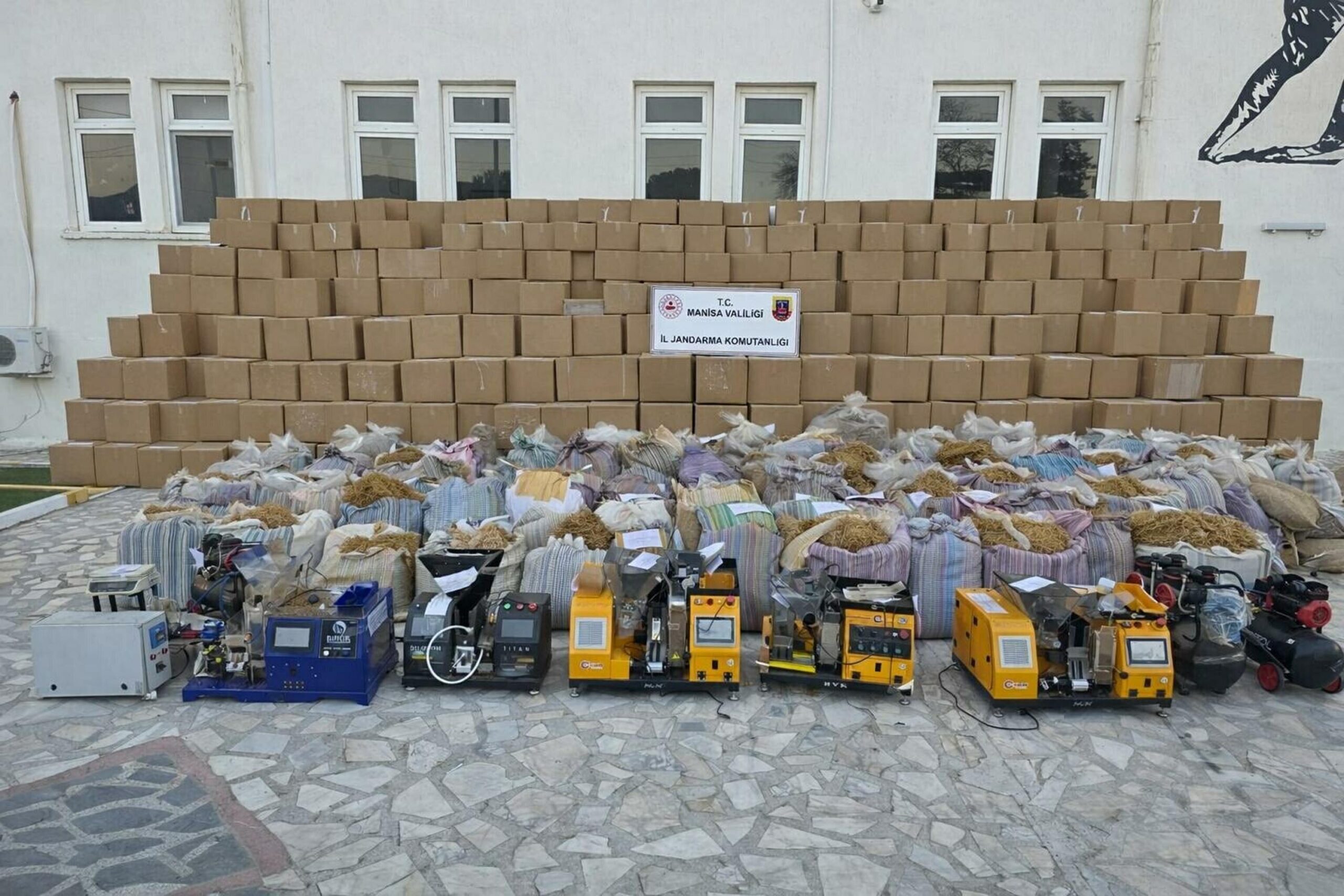 Manisa'da Kaçak Tütün Operasyonunda 5 Kişi Tutuklandı