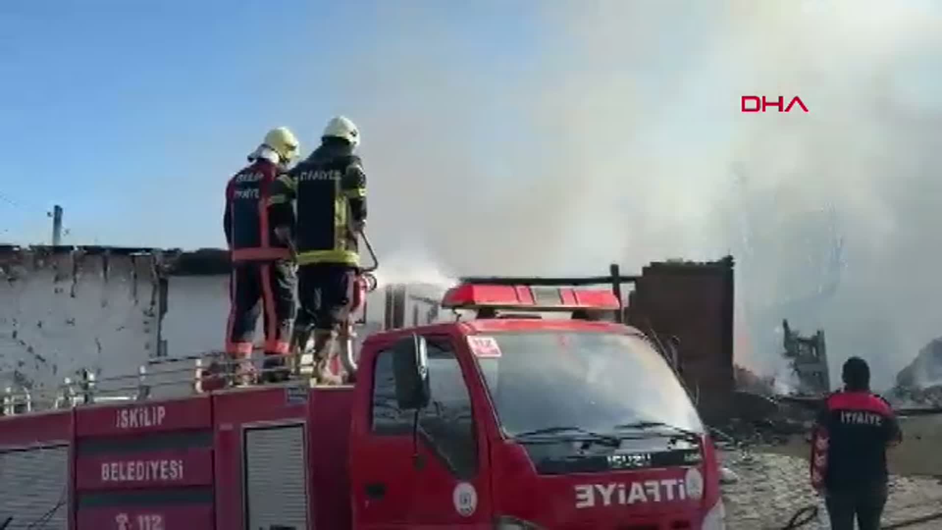 Çorum'da Yangın: 2 Ev ve 1 Traktör Kül Oldu