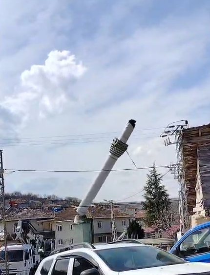 Tokat'taki Depremde Hasar Gören Minare Kontrollü Olarak Yıkıldı
