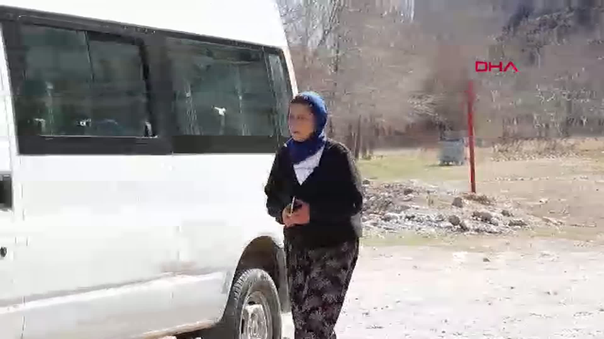 Tunceli'de Kadın Şoför Hanım Yıldırım, 15 Yıldır Öğrencilere Hizmet Ediyor