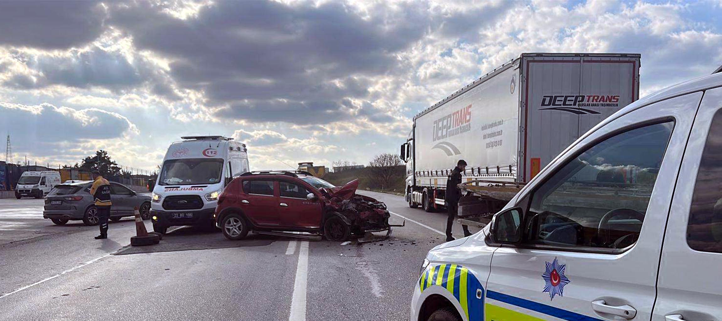 Edirne'de TIR'a Çarpan Otomobilin Sürücüsü Yaralandı