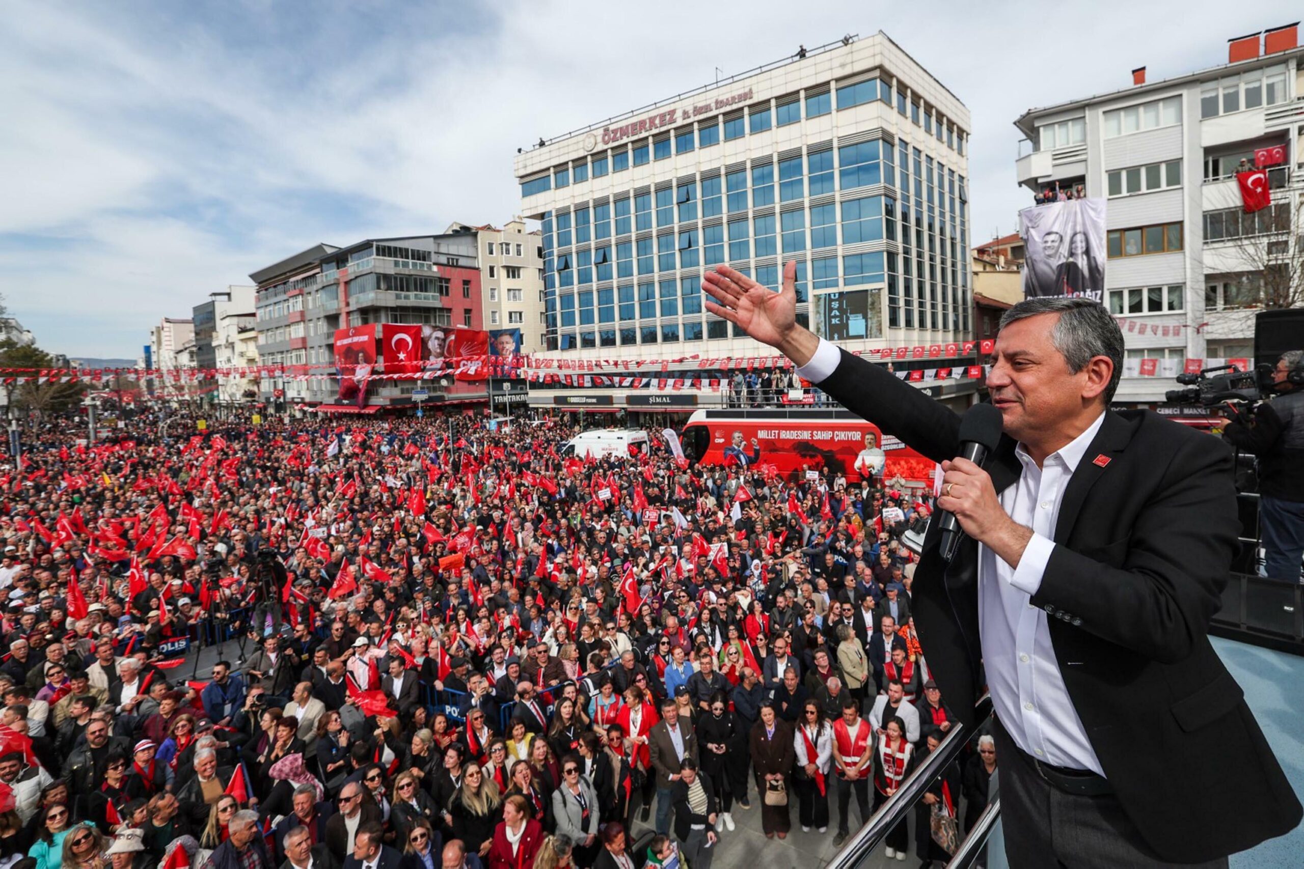 Özgür Özel: Uşak'ta İktidara Omuz Omuza Yürüyoruz