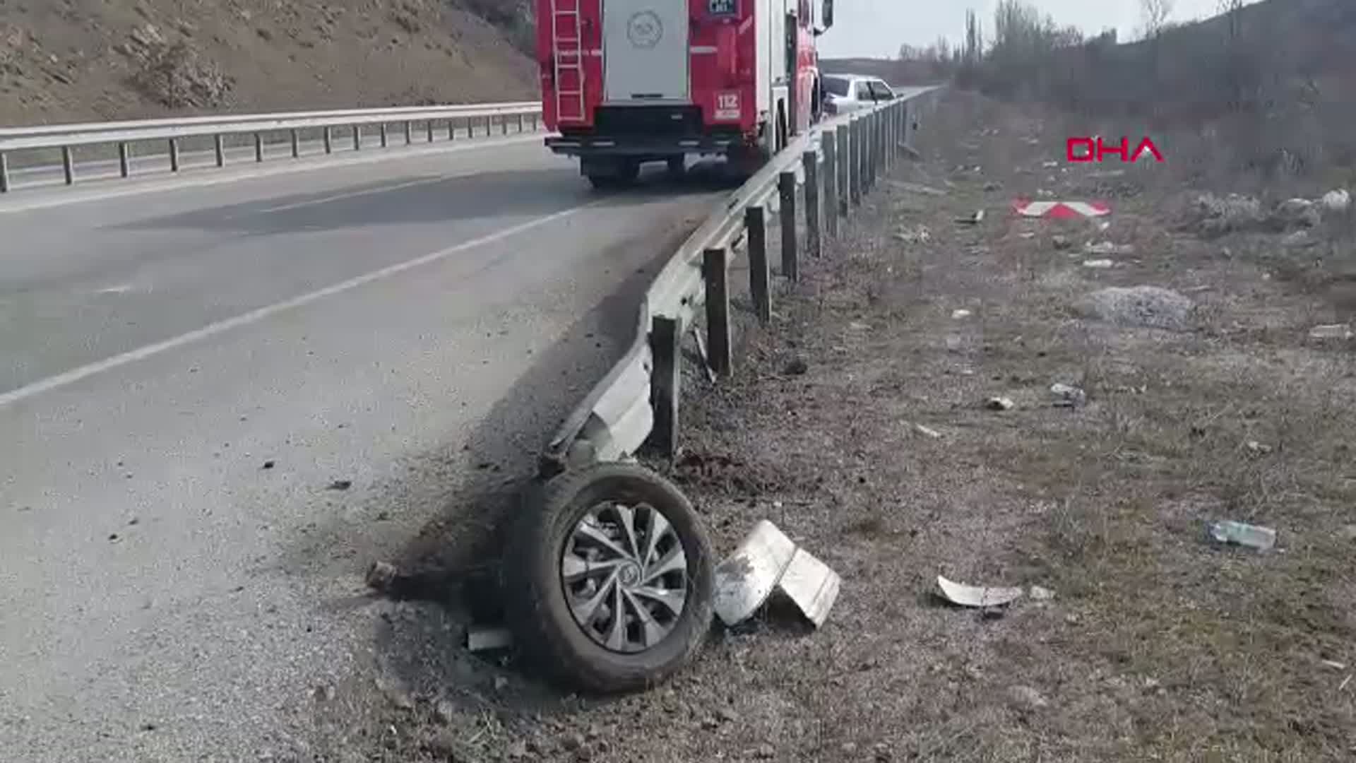 Çorum'da Kontrolden Çıkan Otomobil Bariyerlere Çarptı: Sürücü Yaralı