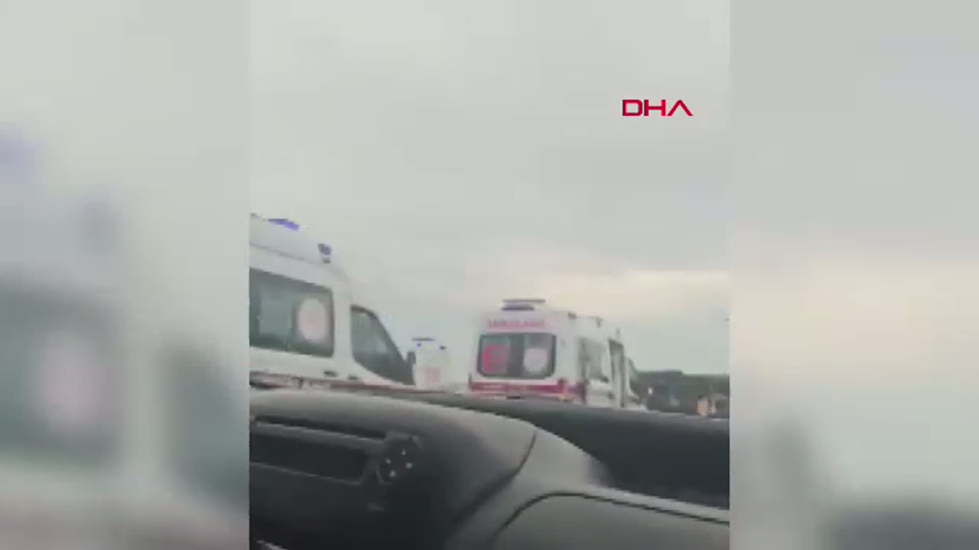 Adana'da Ambulans Kazası: Lastik Patladı, 3 Sağlık Çalışanı Yaralandı