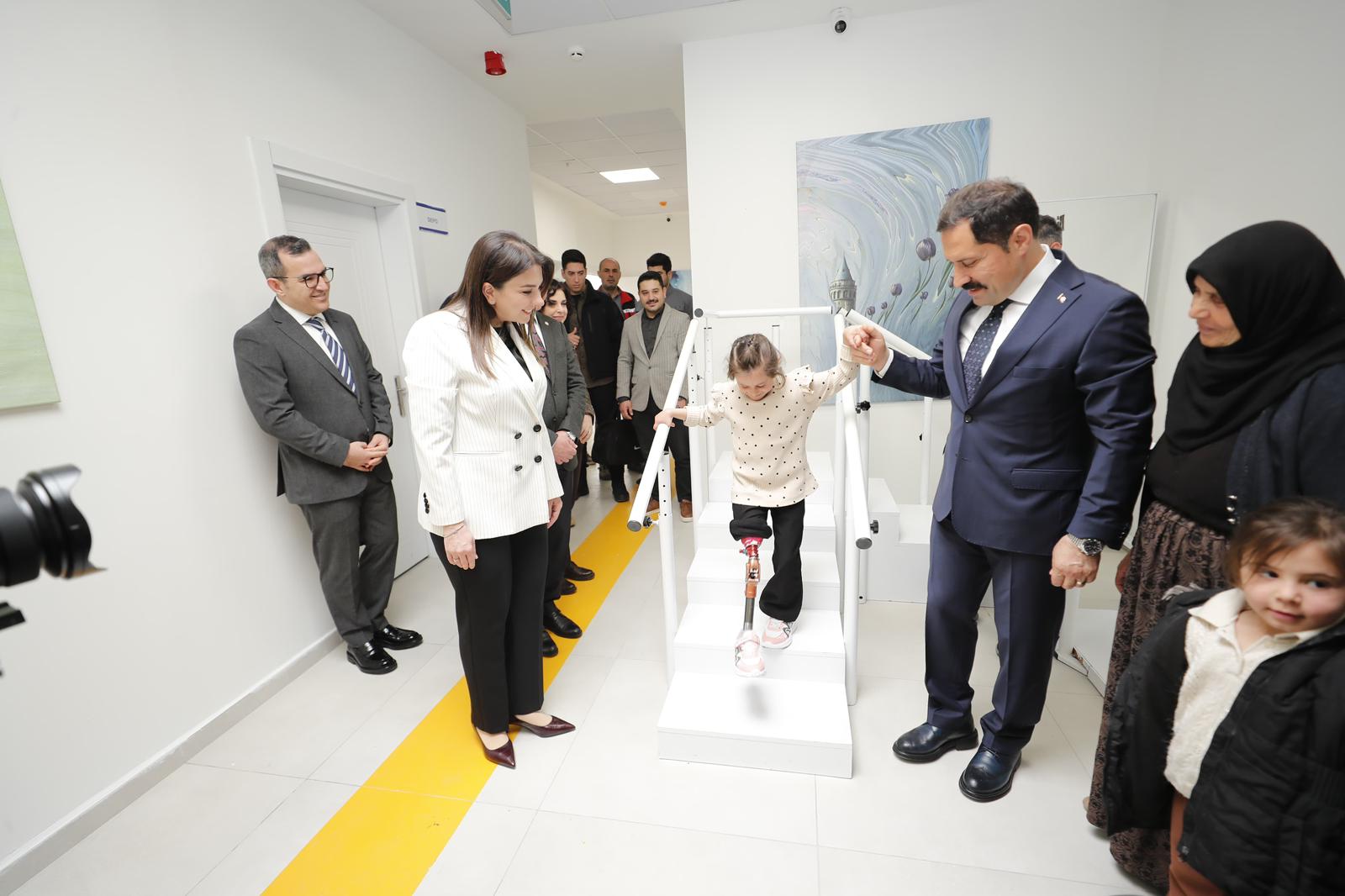 7 Yaşındaki Zeynep, Özel Protez Bacakla Yeniden Yürümeye Başladı