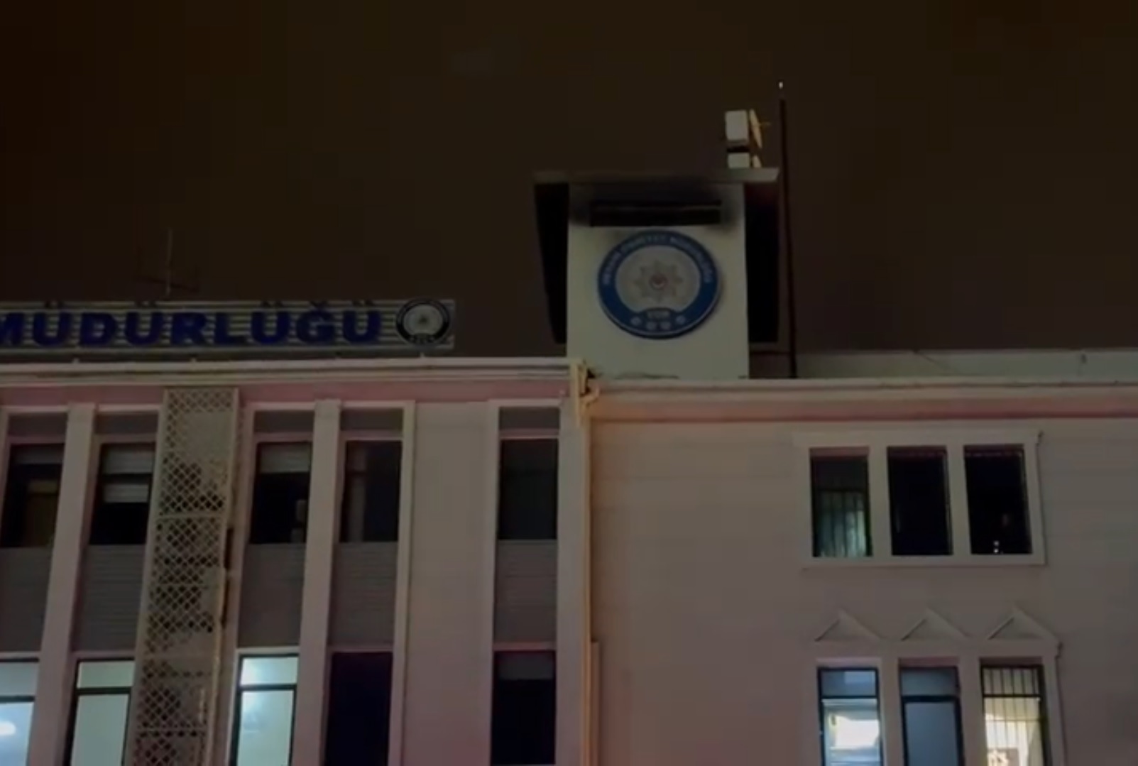 Mersin'deki Emniyet Binasında Yangın Kontrol Altına Alındı