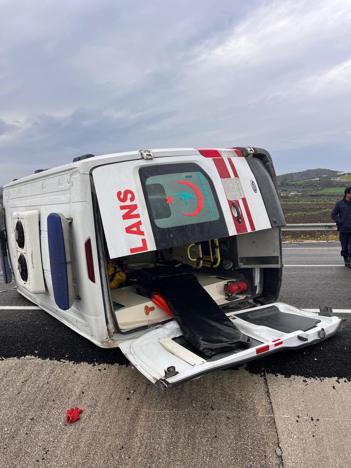 Ambulans Devrildi: 3 Sağlık Çalışanı Yaralandı