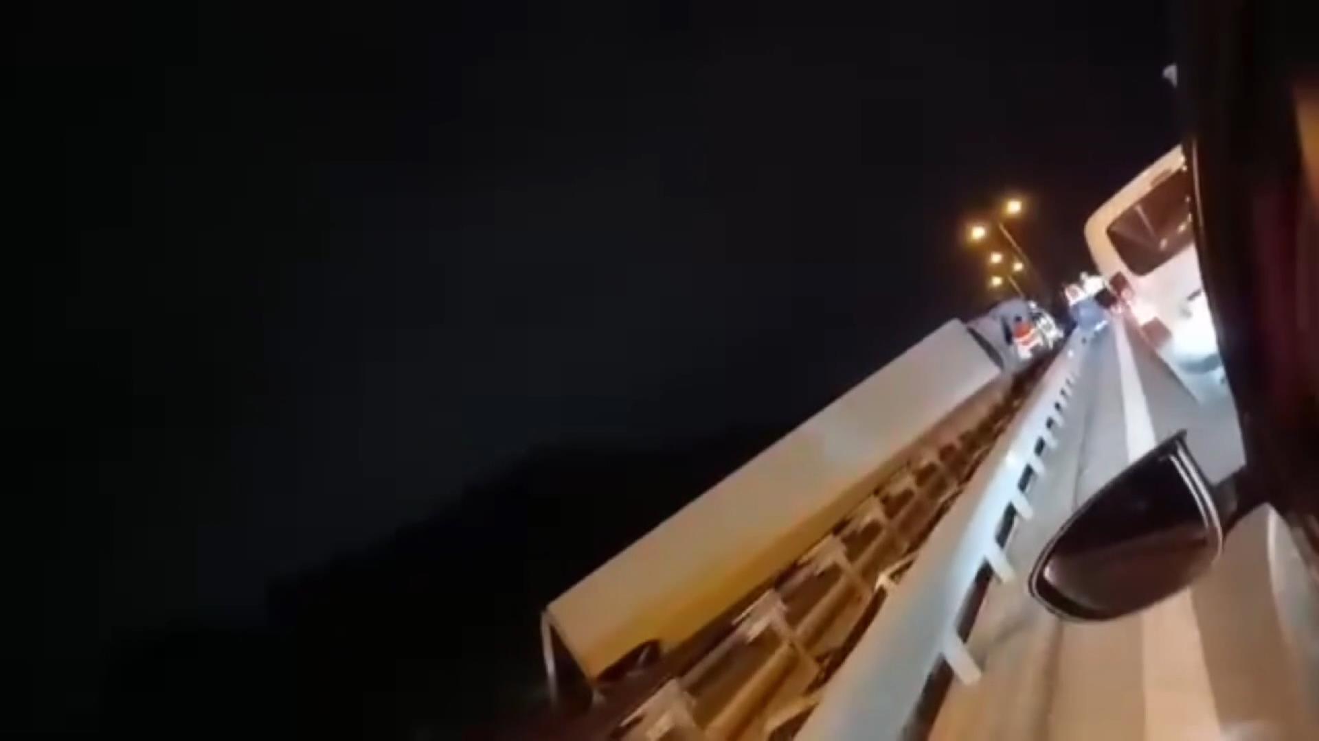 Büyükçekmece'de TIR Devrildi: Trafikte Yoğunluk Oluştu
