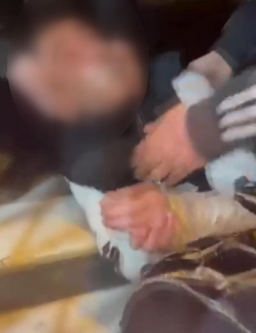 Fatih'te Bambaşka Bir Olay: Gençler Tarafından Darp Edilen Kişi Bantlandı