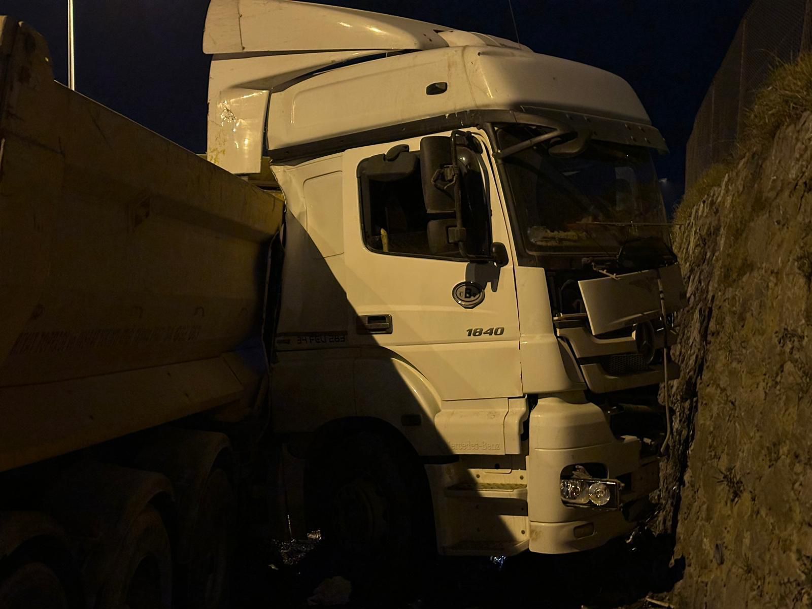 Sancaktepe'de Hafriyat Kamyonu İstinat Duvarına Çarptı: Şoför Ağır Yaralandı