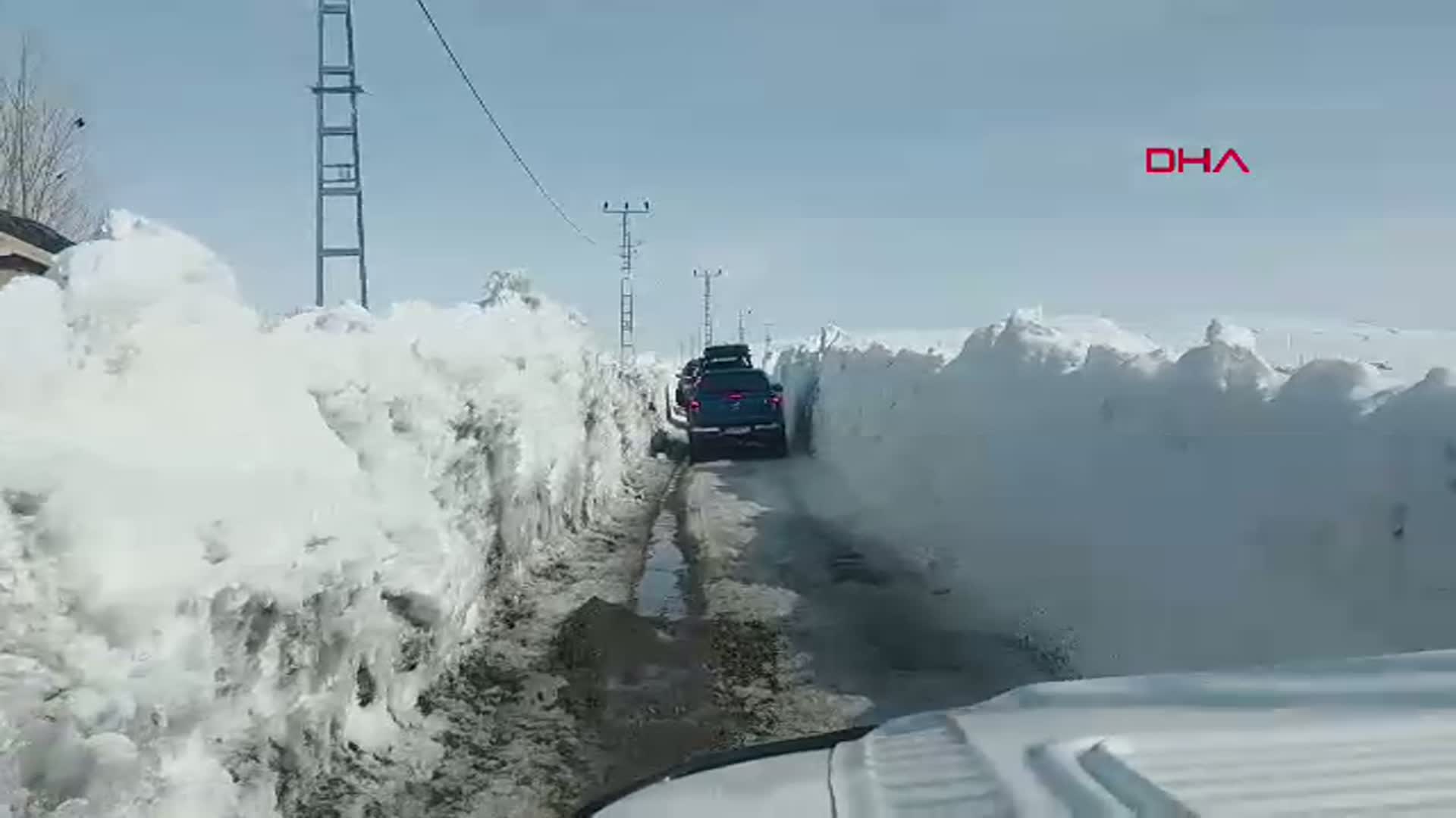 Erzurum'da Öğrencilere Yardım İçin Zorlu Kar Tünelleri Aşıldı