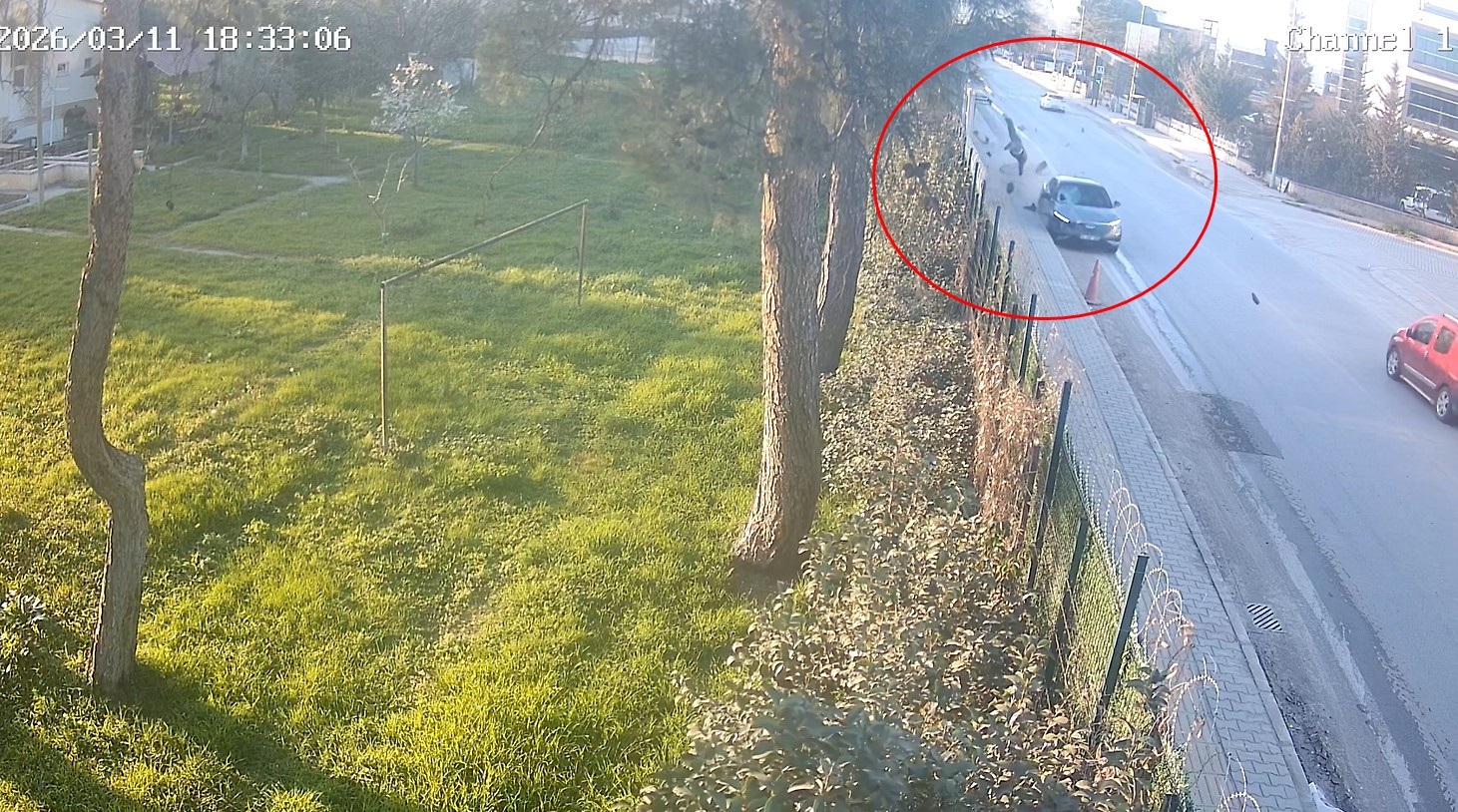 Bursa'da Feci Kaza: Otomobil Bisikletliyi Ezdi, Güvenlik Kamerası Görüntüleri Ortaya Çıktı