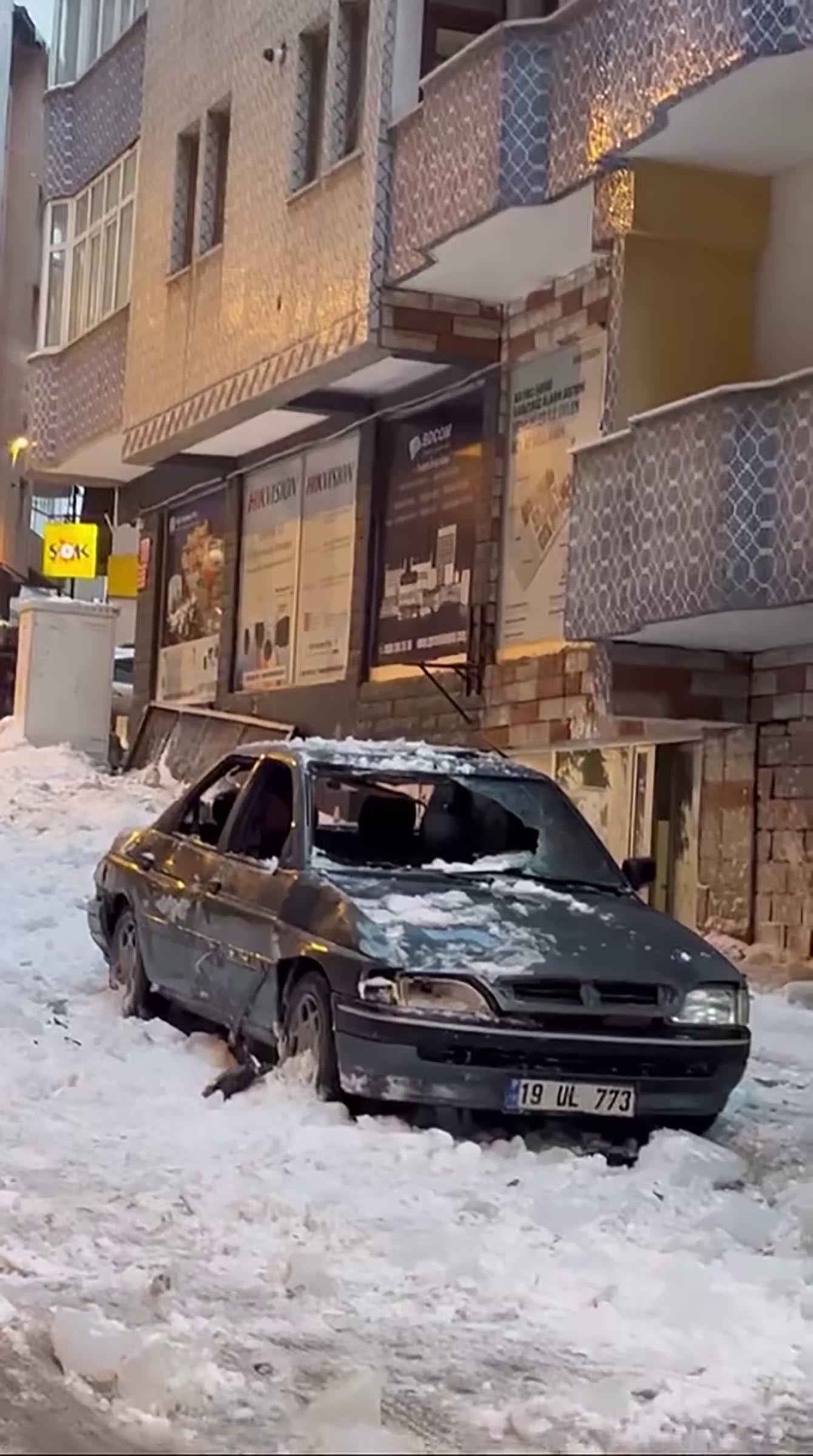 Erzurum'da Çatıdan Düşen Kar Kütlesi Otomobili Yazdı!